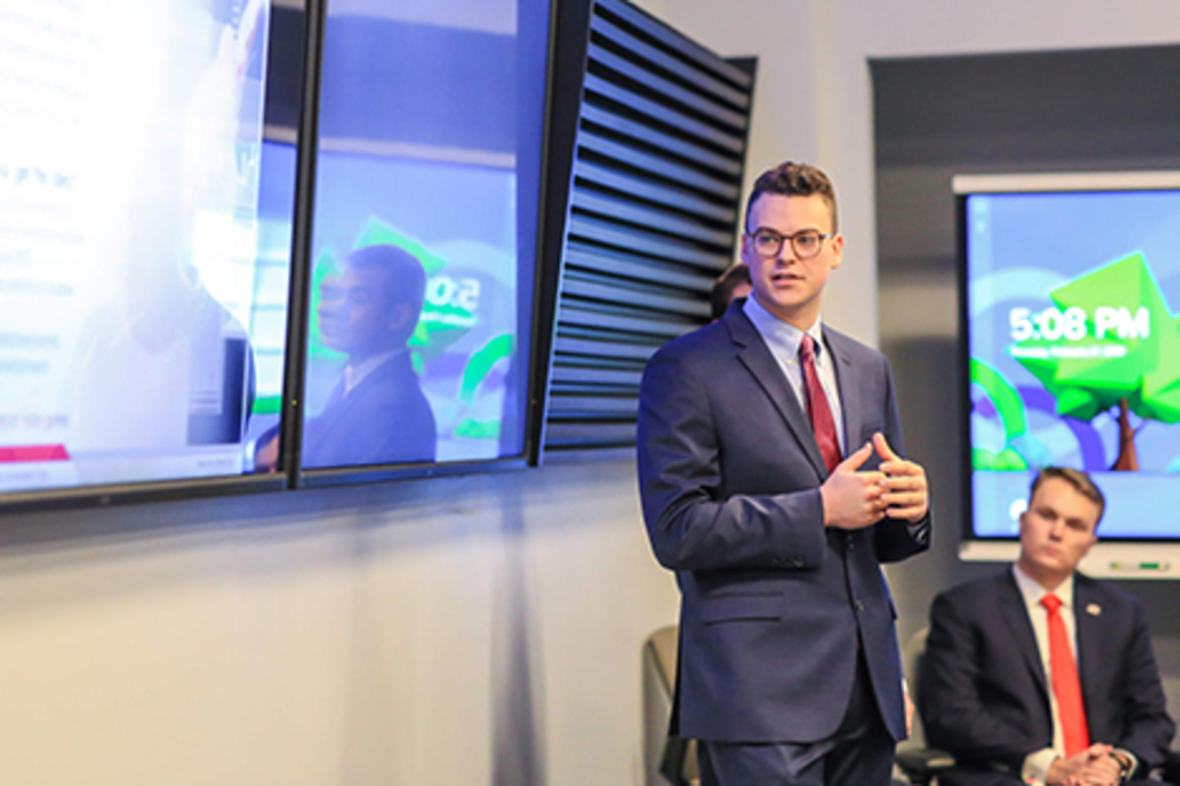 Students present to the SMIF class in the high-tech Hanlon Lab.
