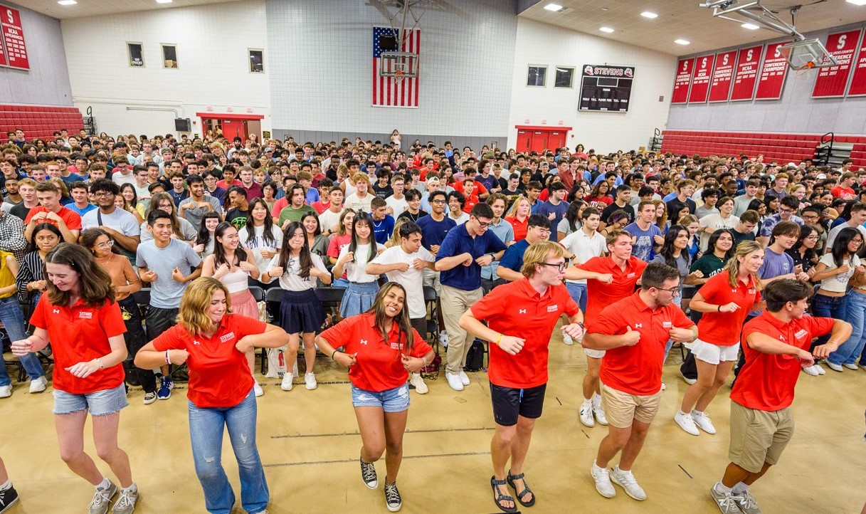 Peer leaders teach the incoming class the Duck Dance at New Student Orientation.