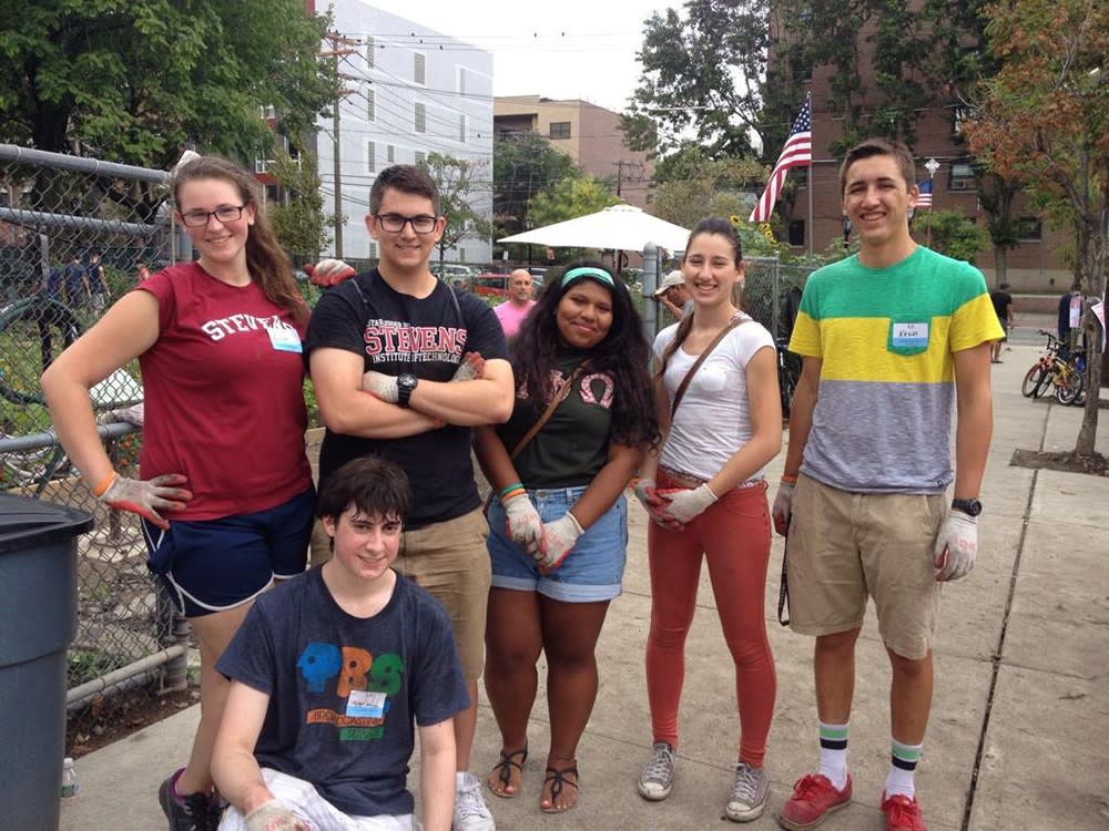 Student volunteers at Freshman Orientation Garden
