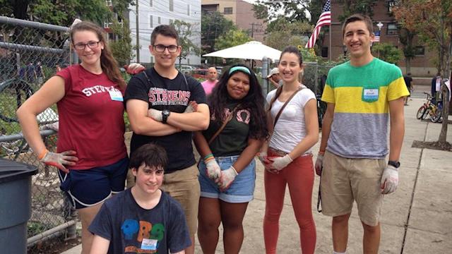 Student volunteers at Freshman Orientation Garden