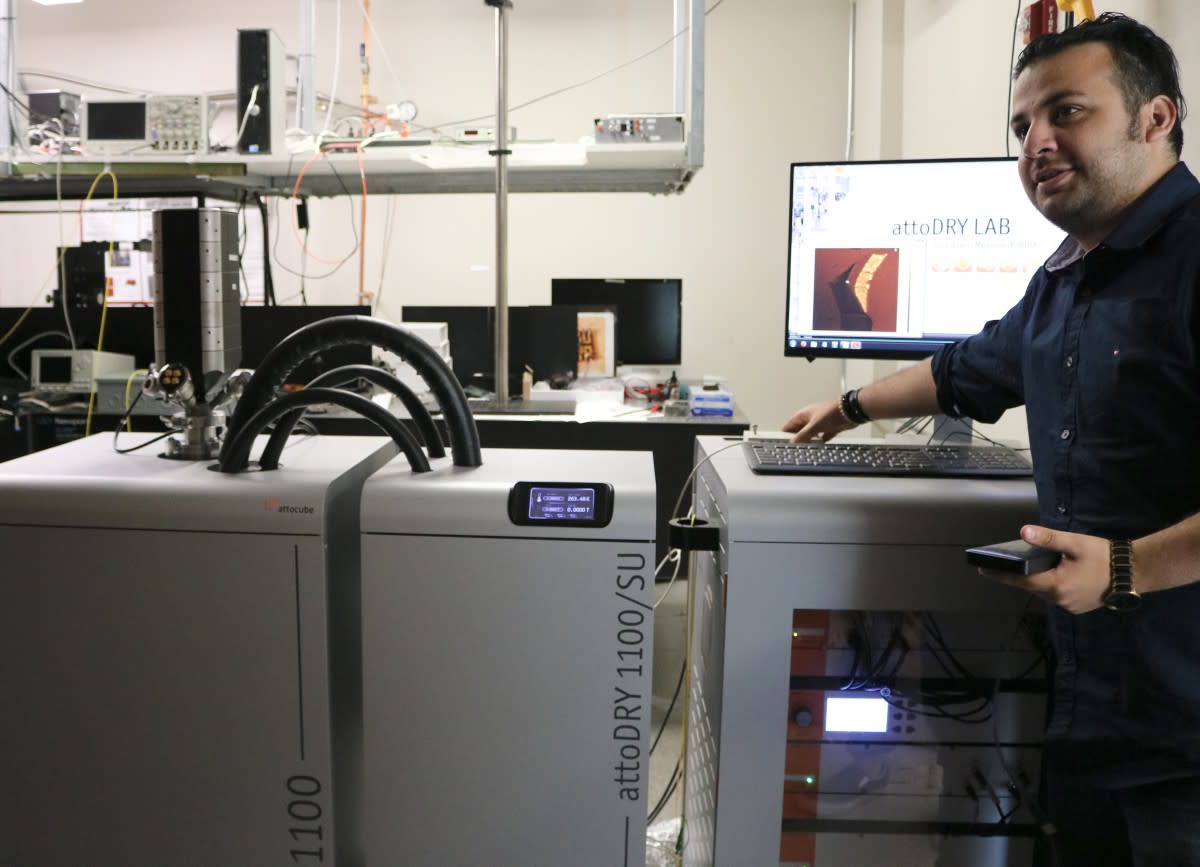 Kamran Shayan demonstrating the attoDRY1000
