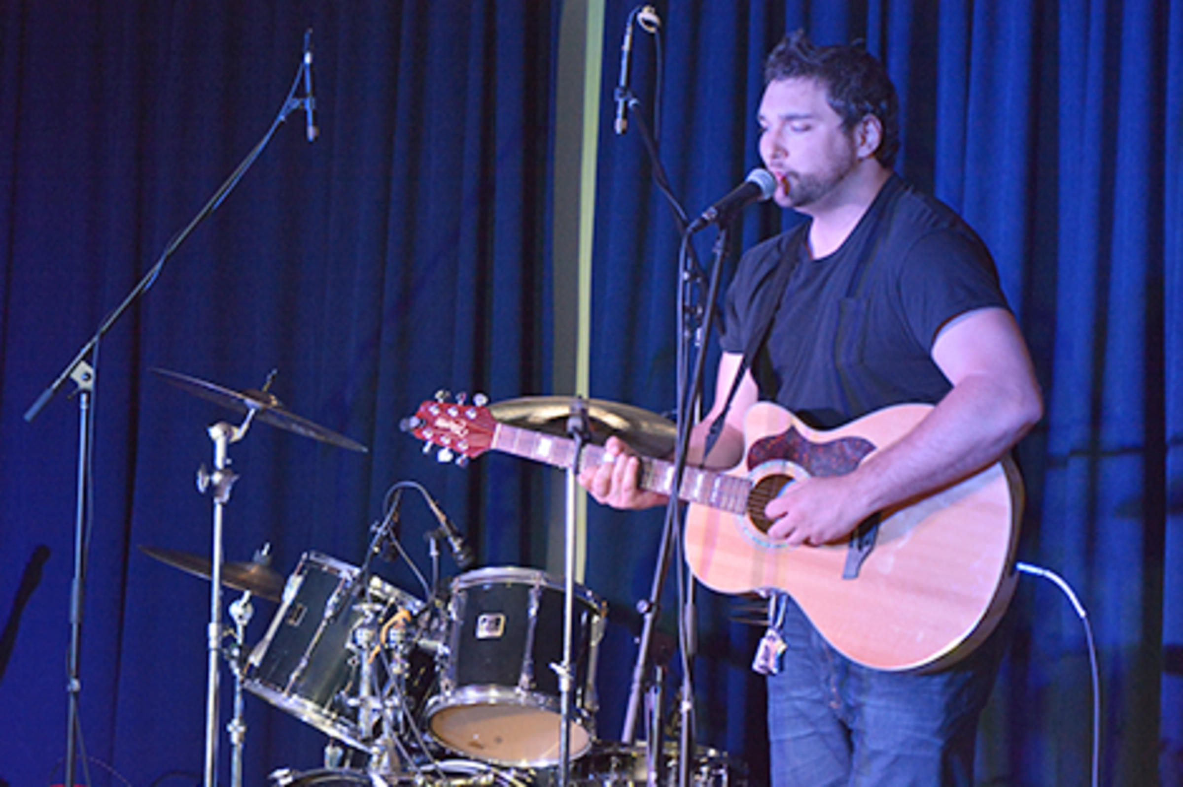 A guitar player performs at Stevens.