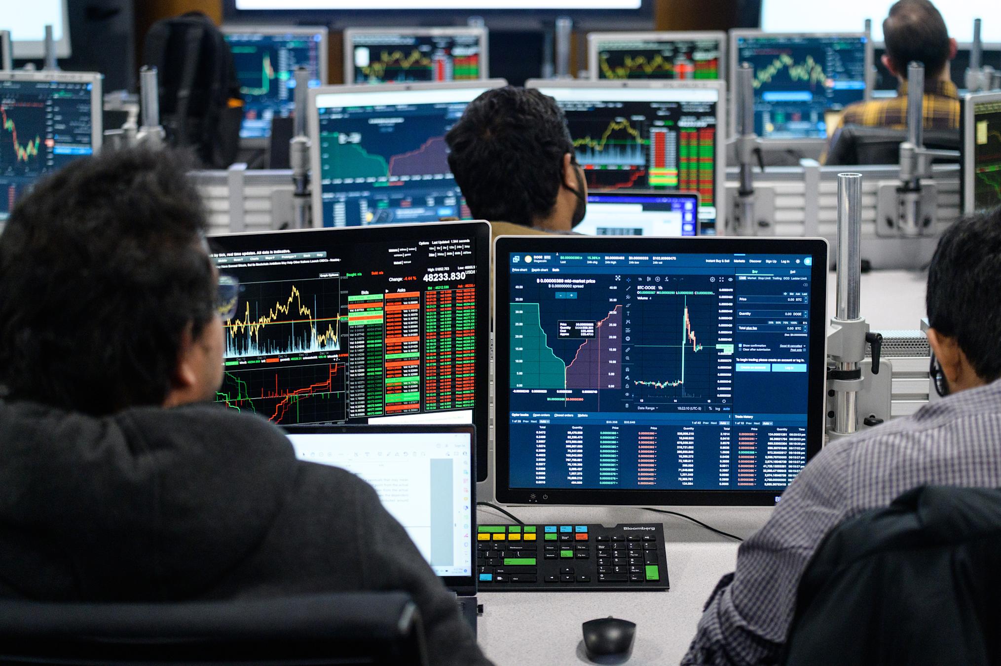 Hanlon lab with students and multiple computer monitors displaying financial data
