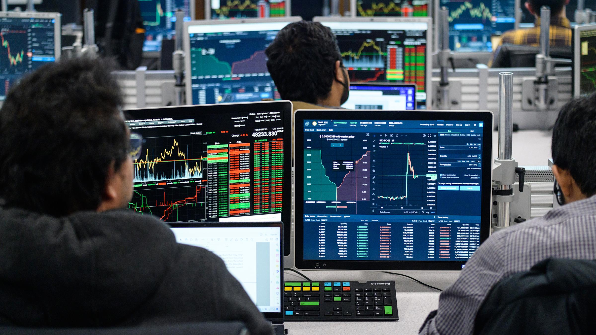 Hanlon lab with students and multiple computer monitors displaying financial data
