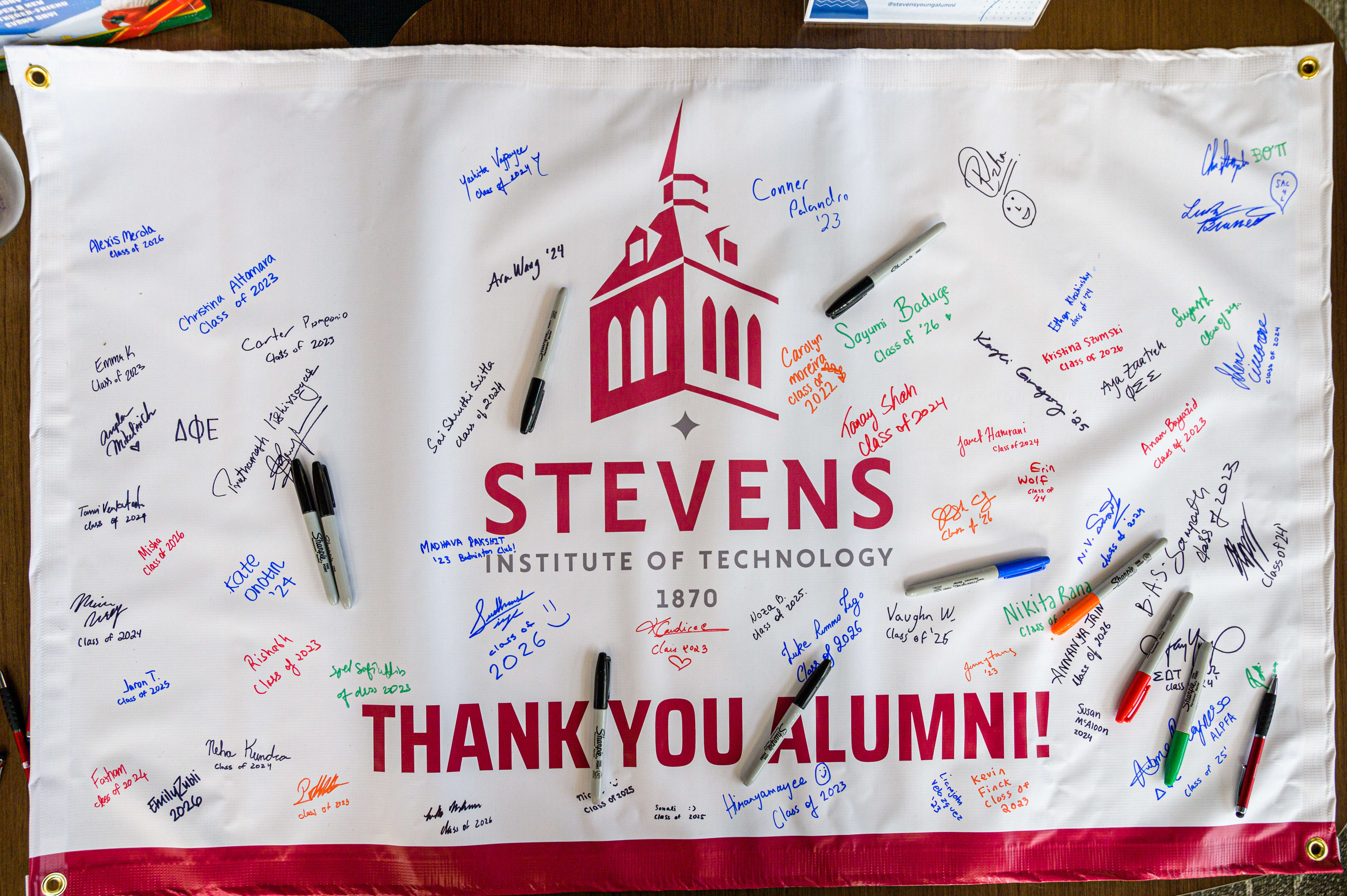 Students sign banner thanking Stevens alumni 