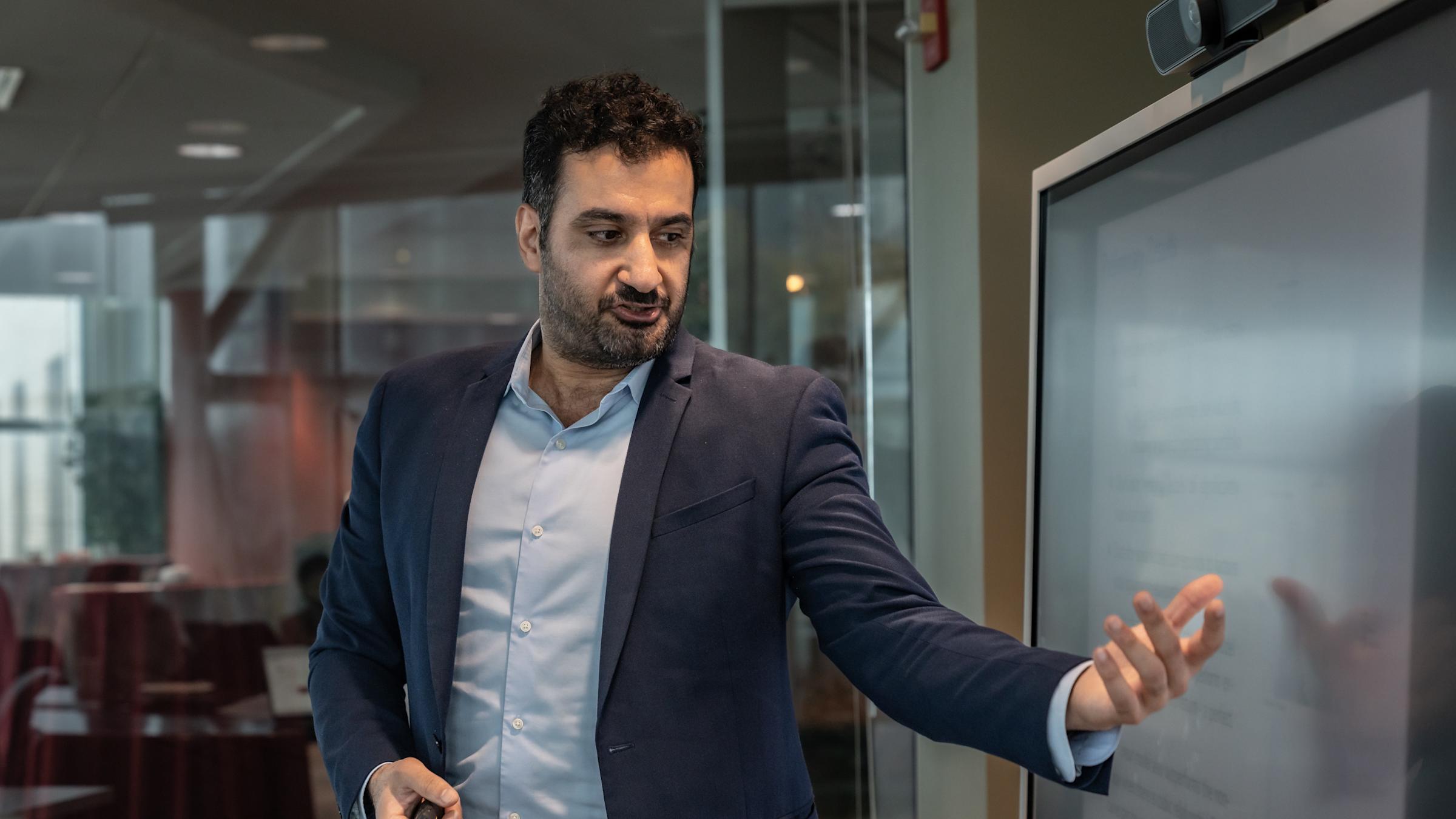 Majeed Simaan giving a presentation