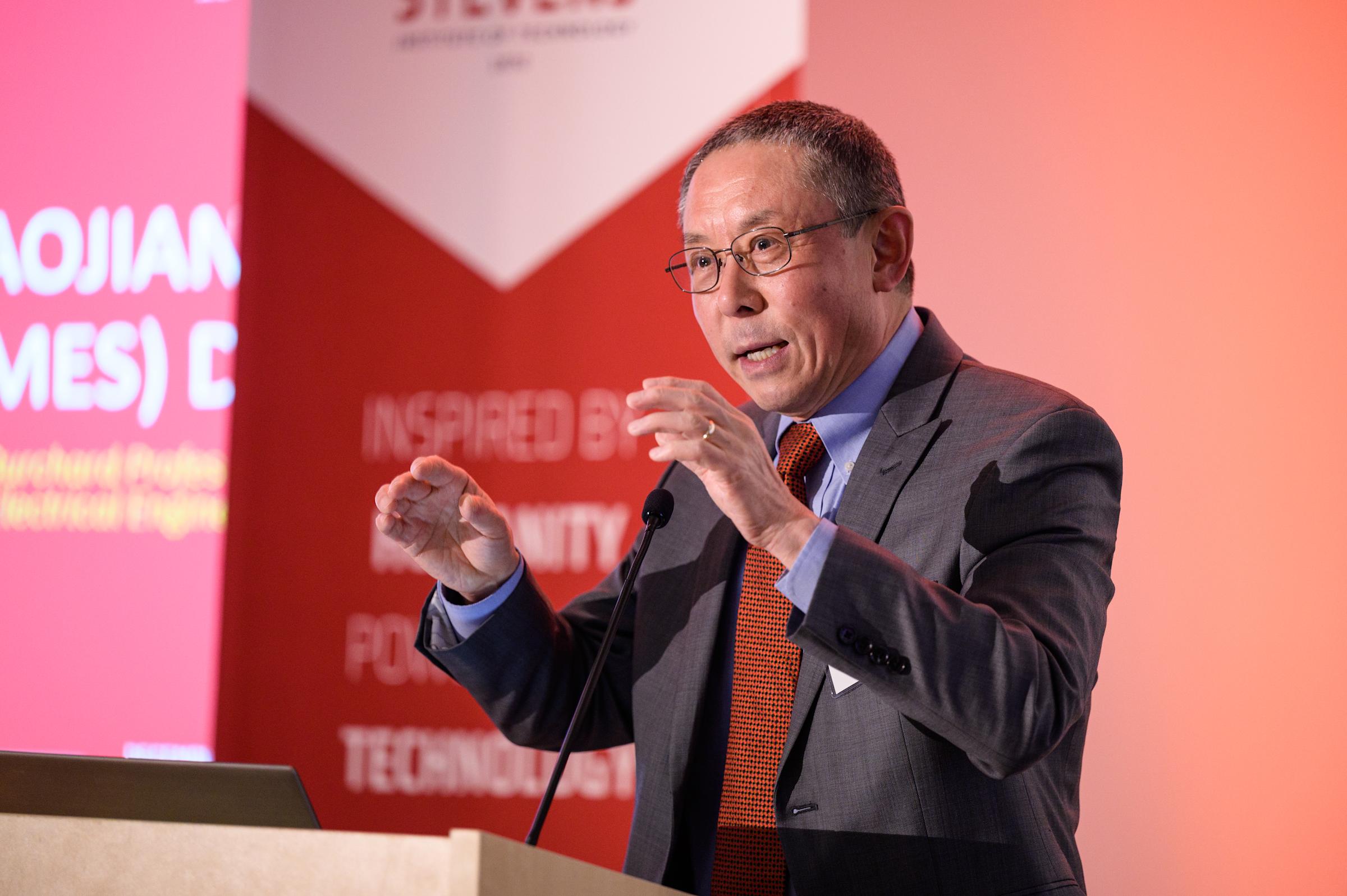 Provost Qu speaks at Faculty Recognition Dinner