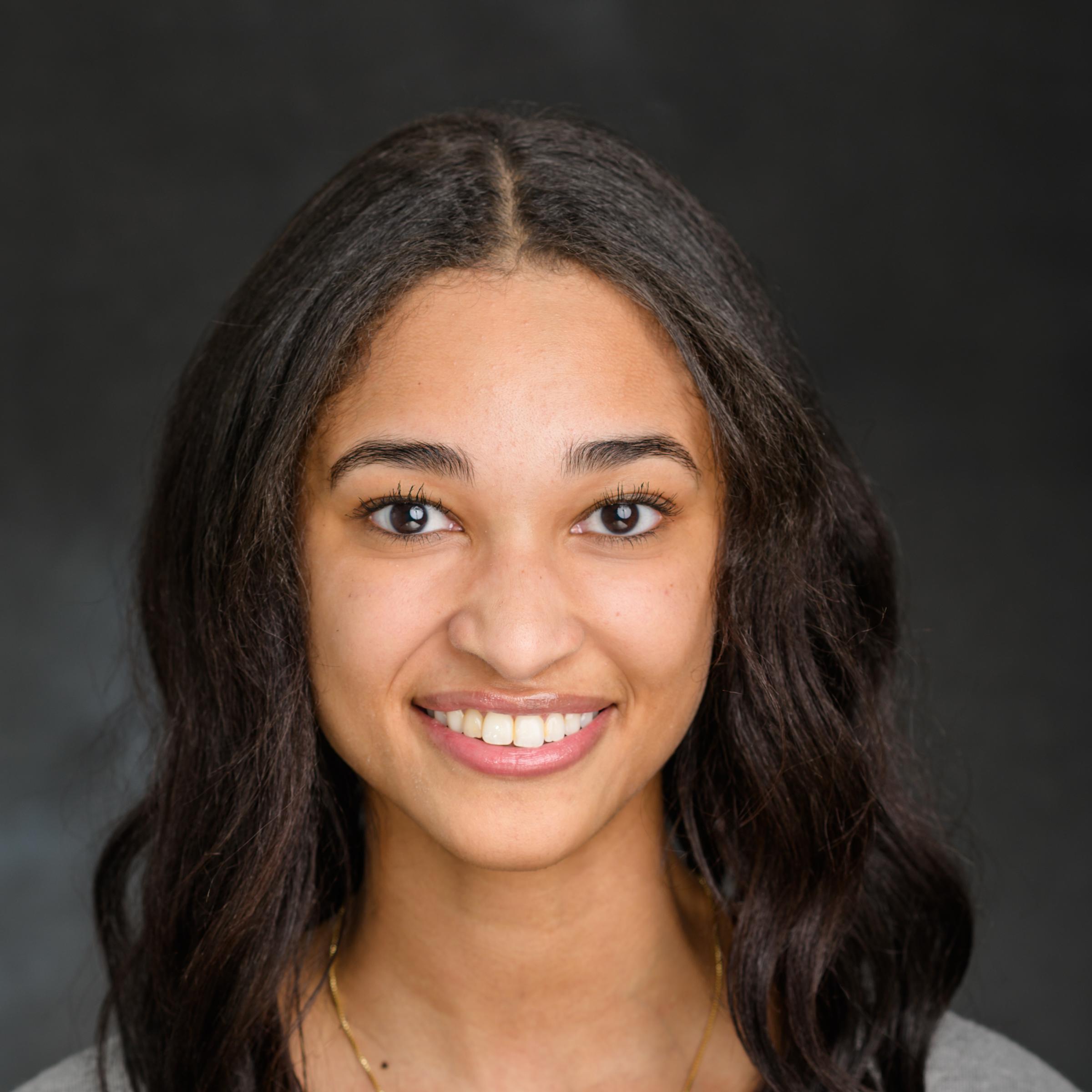 Portrait photo of Victoria Alexander