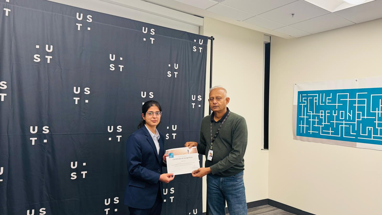  Vandna Rajpal ’25 receives Certification of Recognition from Niranjan Ramsunder, Chief Technology Officer, UST.