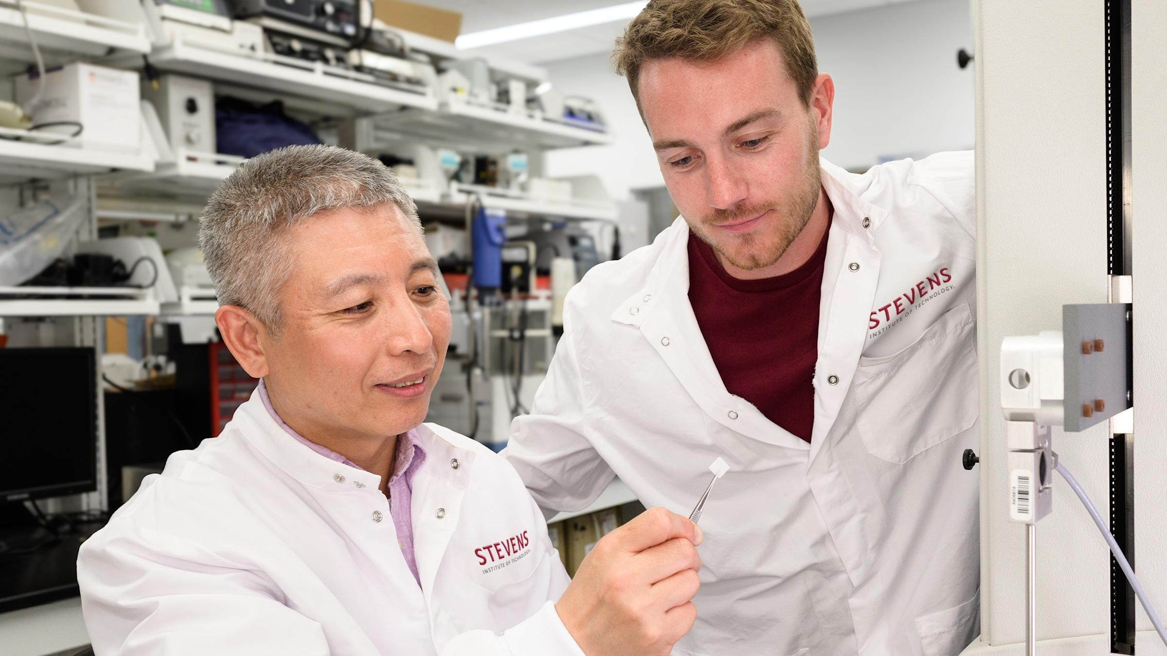 Hongjun Wang and Christian Buckley in a Stevens lab.
