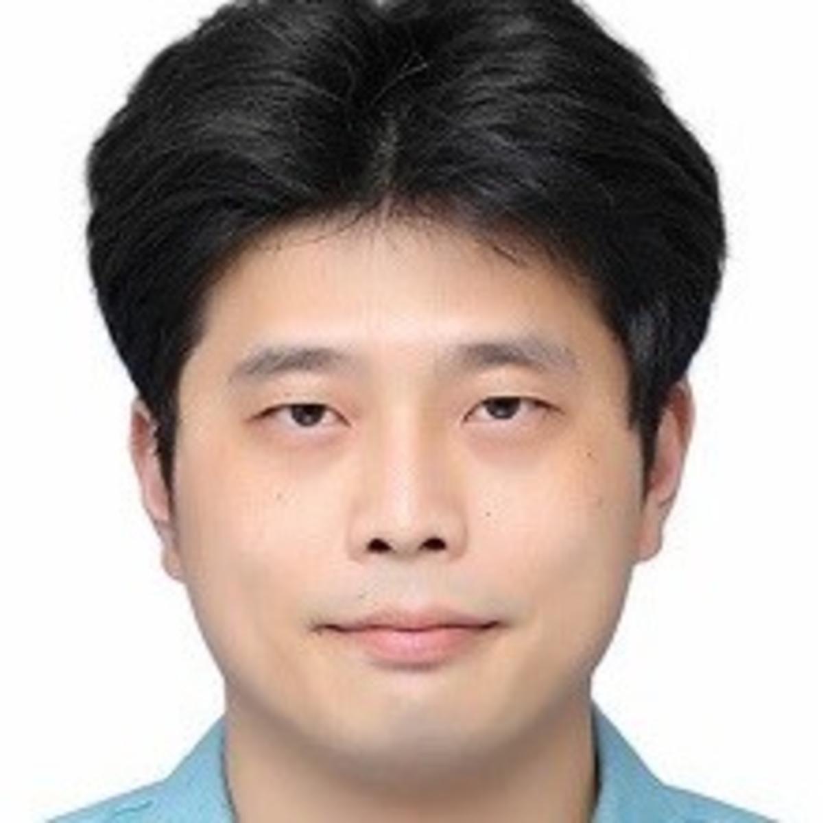 headshot of Yongsoo Kim