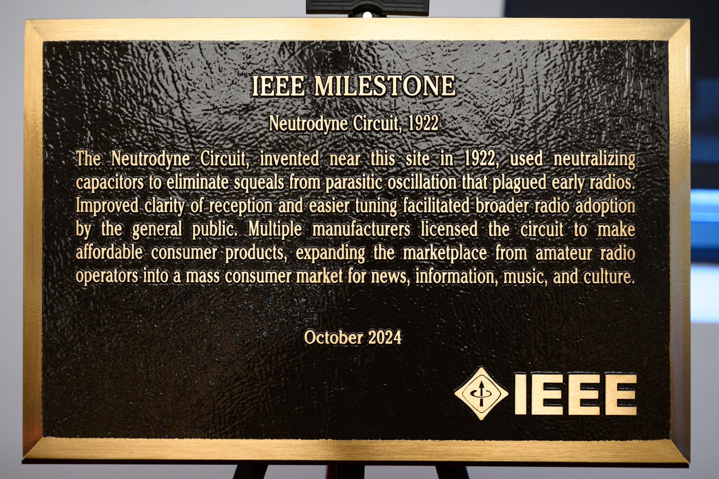 A plaque denoting the IEEE Milestone for the neutrodyne circuit.