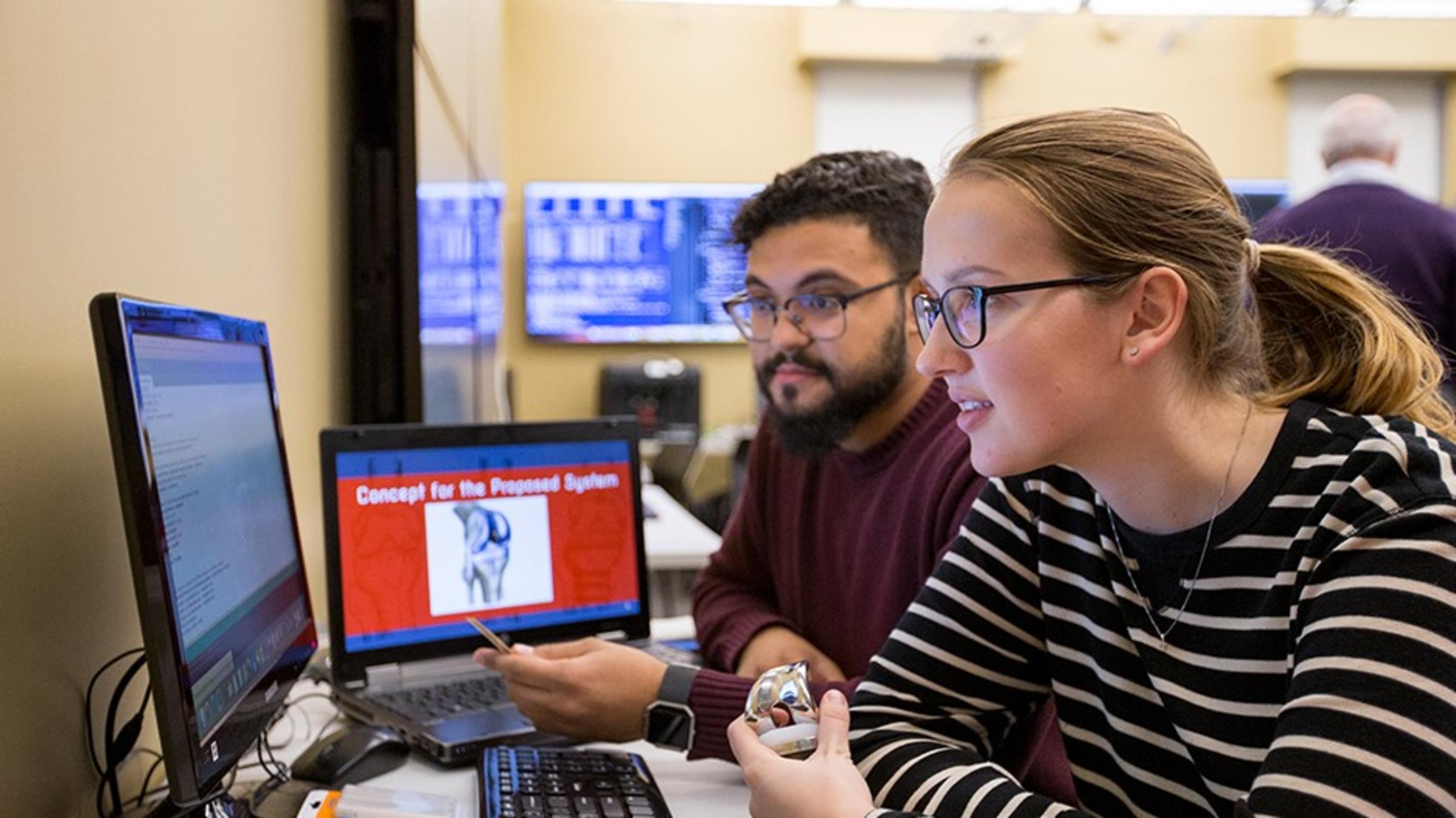 SSE students working in software engineering lab.