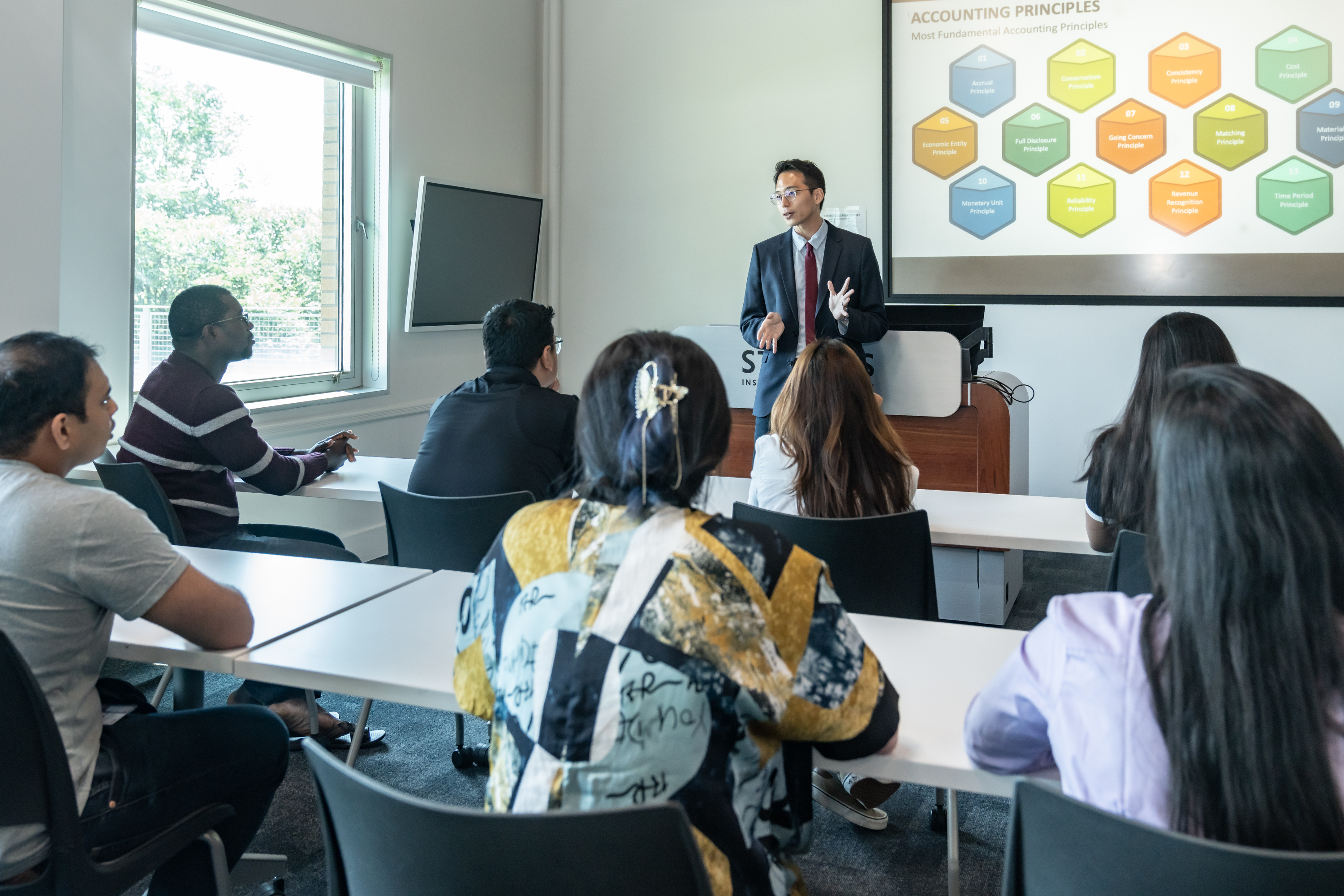 Professor Arion Cheong giving a lecture to students