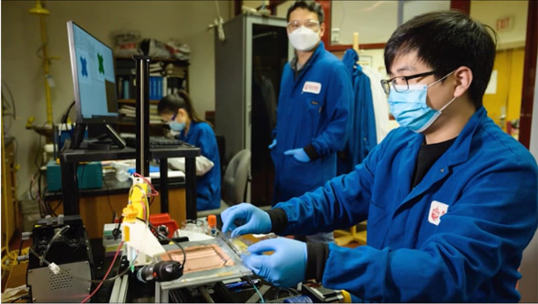 Research Experiences For Undergraduate Students Site student working in a lab