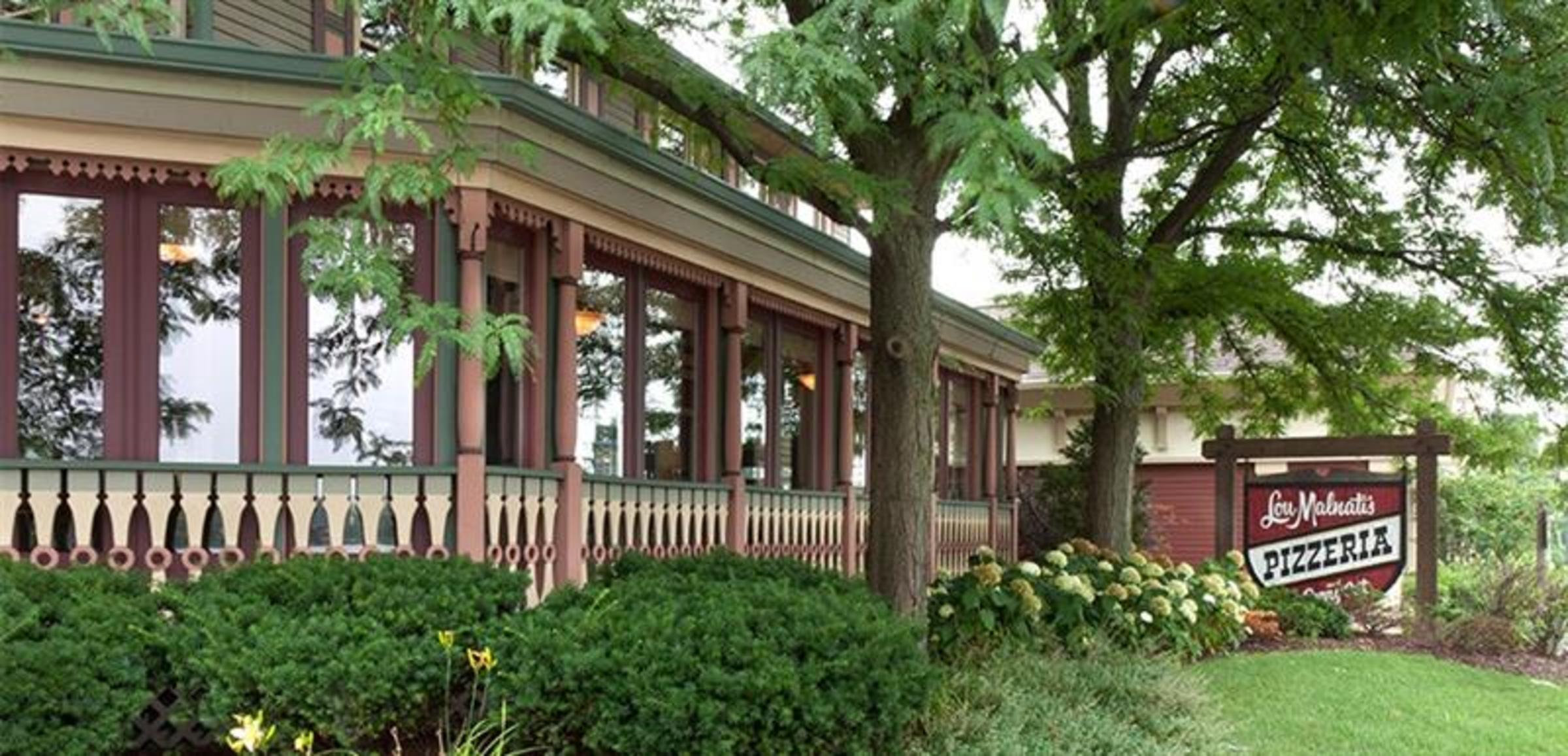 Lou Malnati's Pizzeria exterior building in Schaumburg, IL