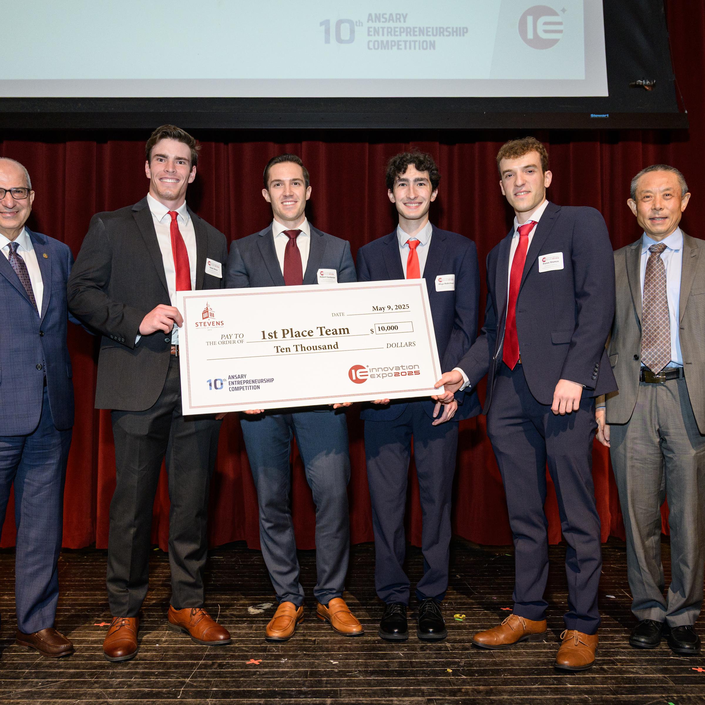 The CardioLink team accepts its prize