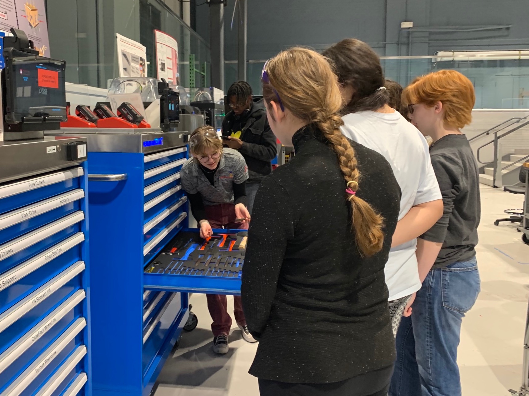 Lily Stevenson ’23 introduces students to MakerSpace resources