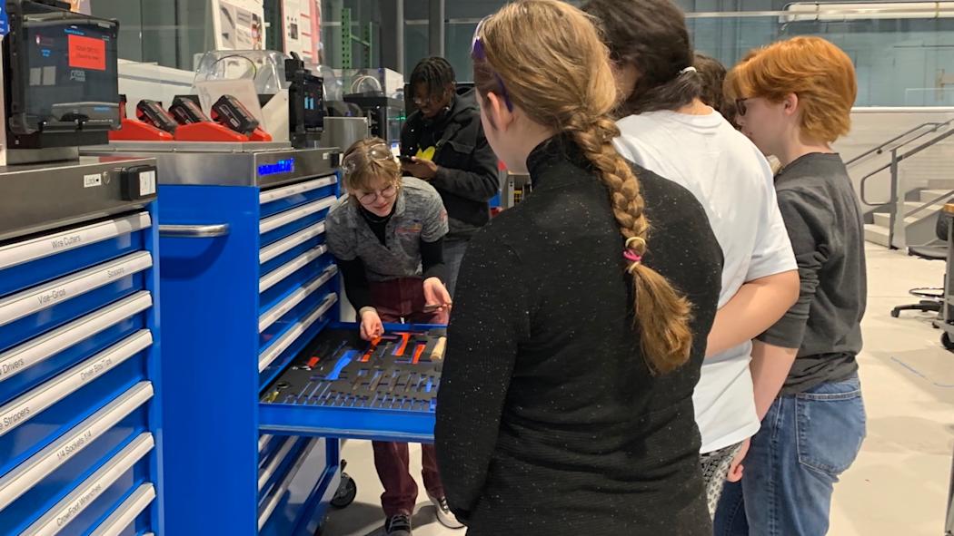Lily Stevenson ’23 introduces students to MakerSpace resources