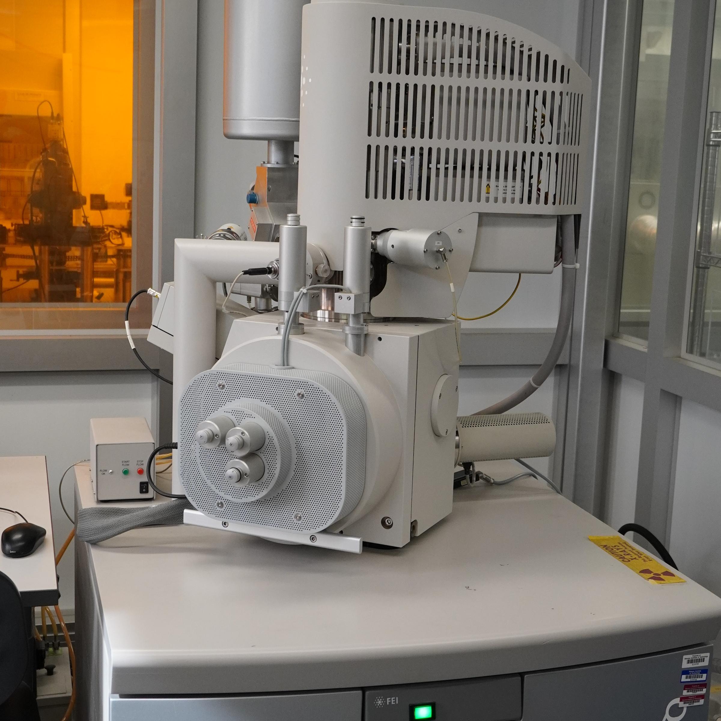 Scanning electron microscope .