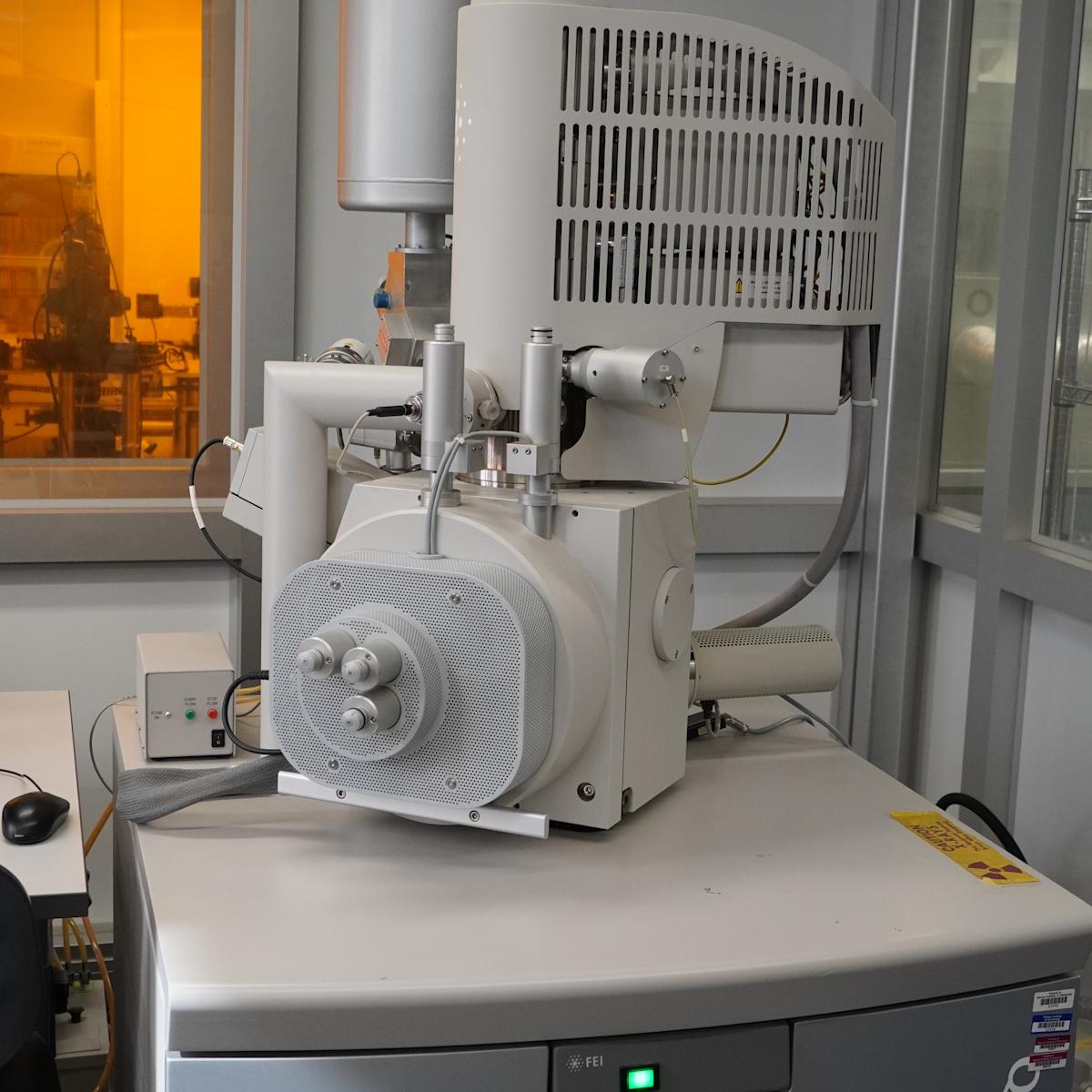 Scanning electron microscope .