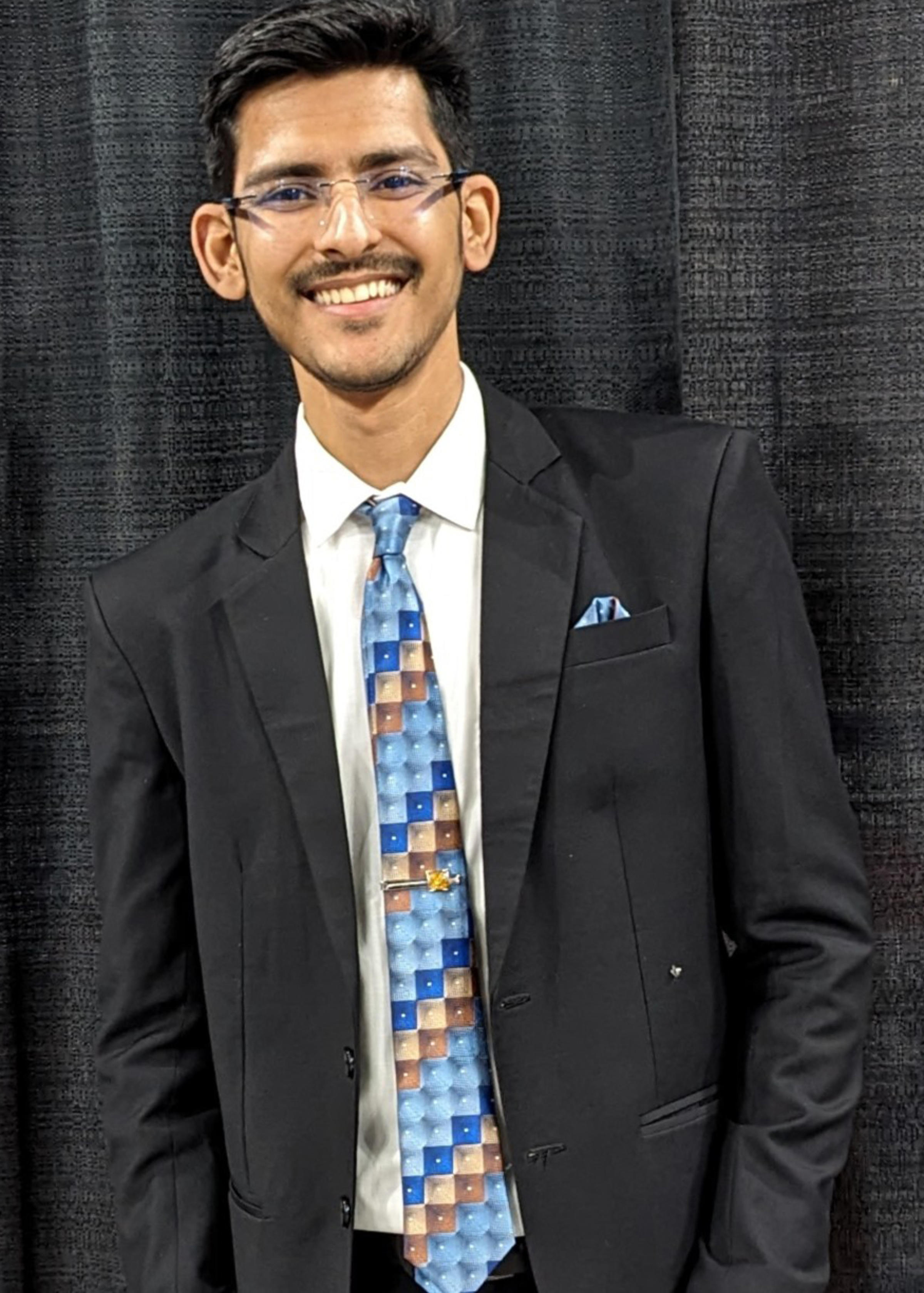 Professional headshot of Het Vyas, a young male.