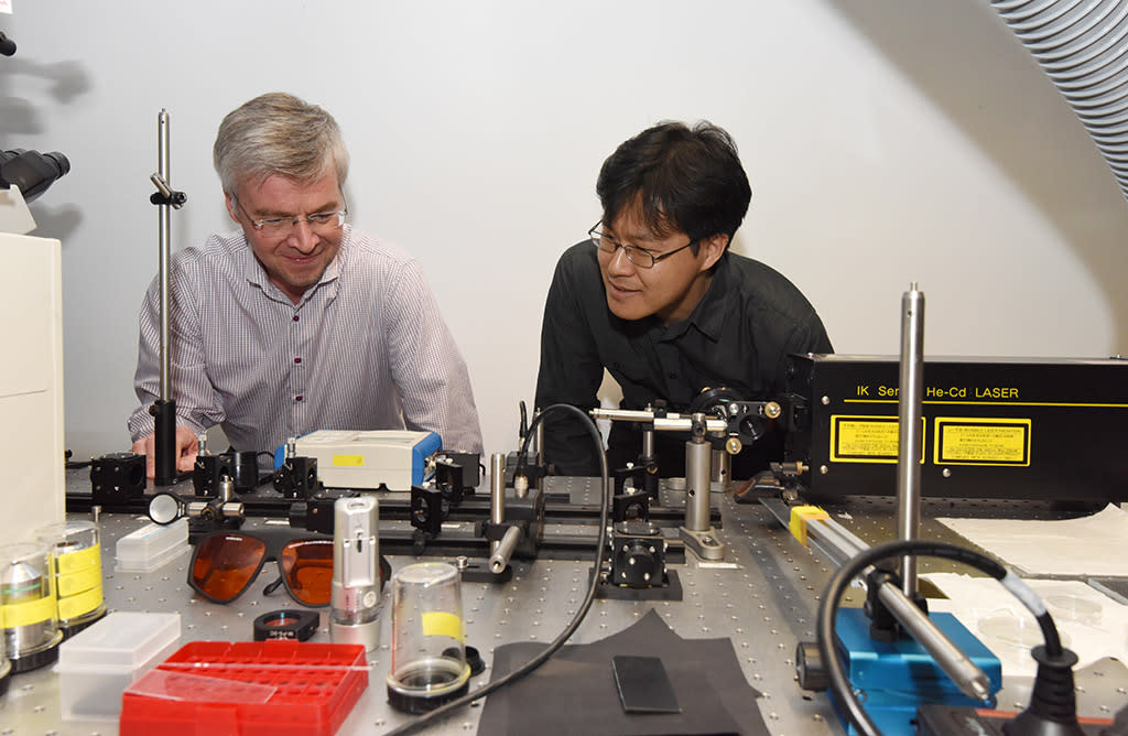 Technische Universität Darmstadt Professor Steffen Hardt with Choi. CREDIT: Claus Völker
