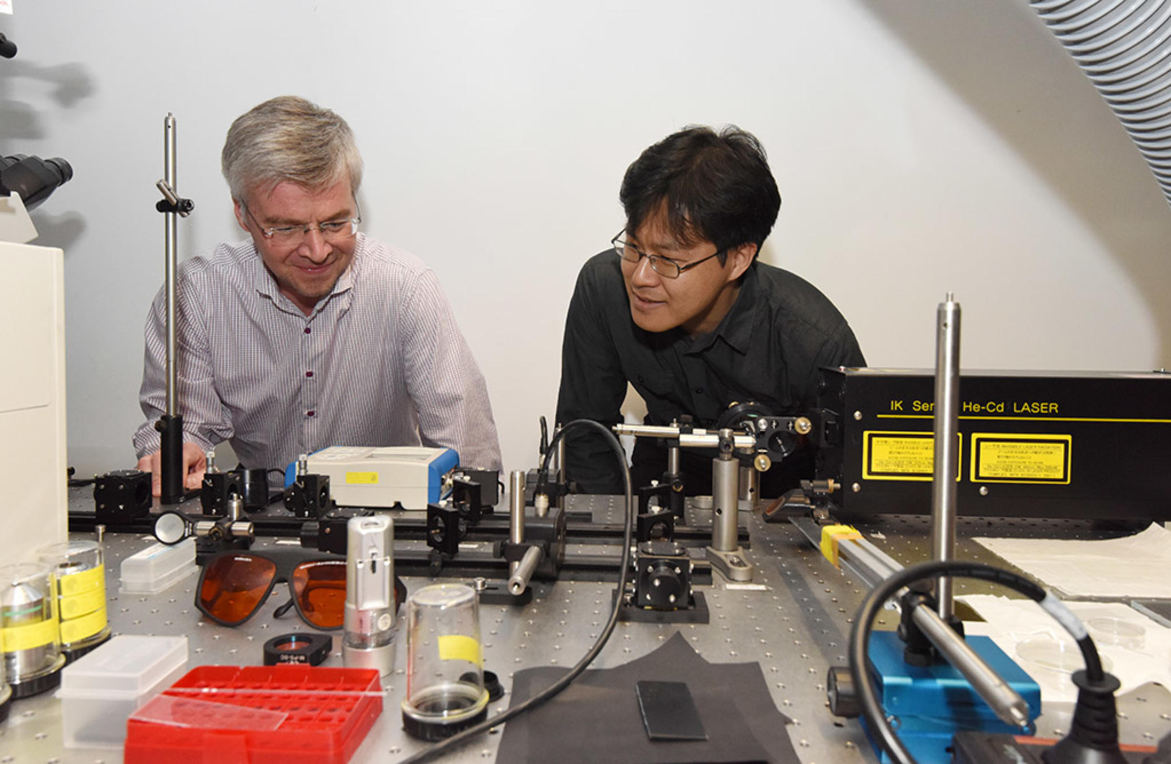 Technische Universität Darmstadt Professor Steffen Hardt with Choi. CREDIT: Claus Völker