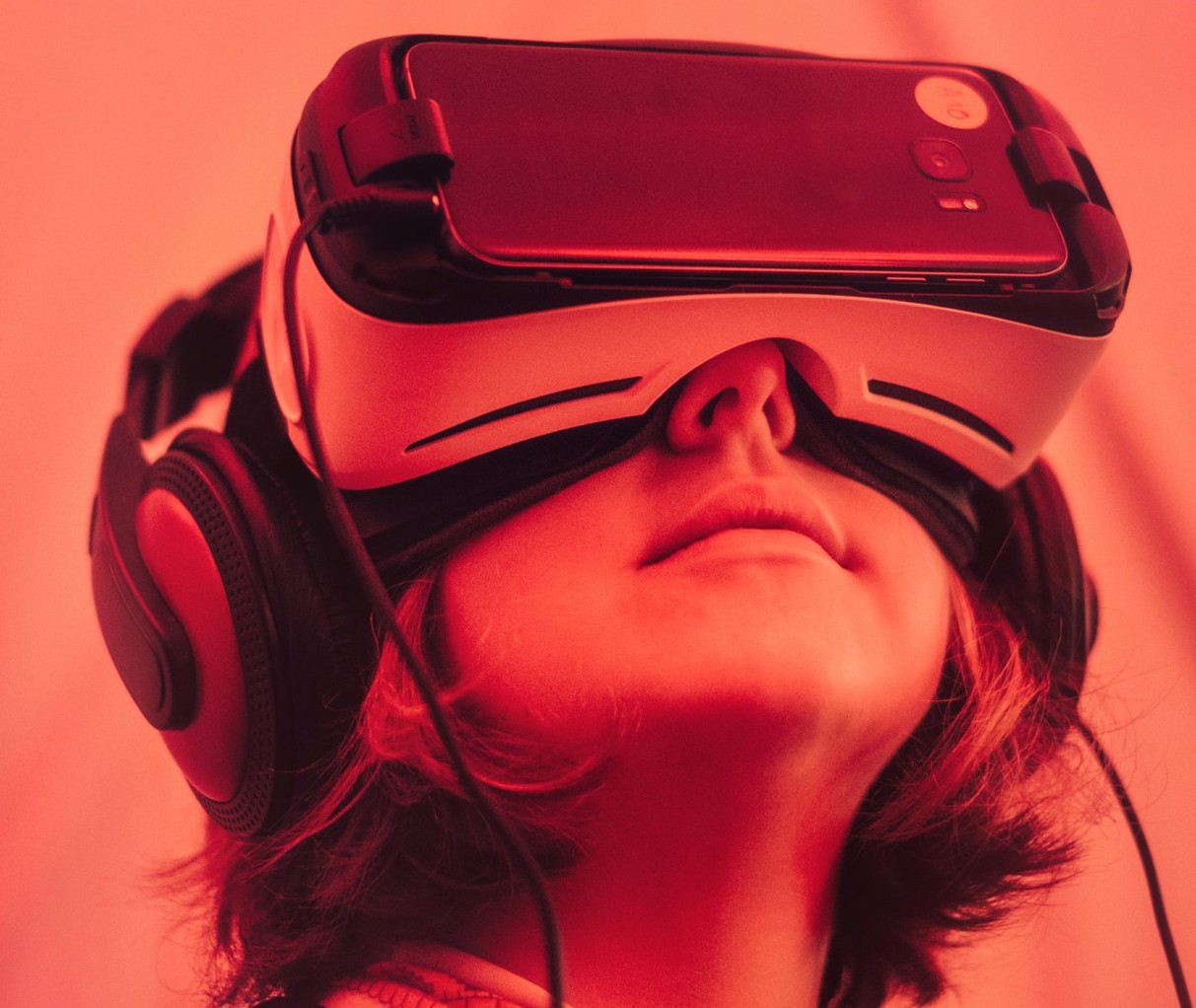 woman wearing VR goggles, used to illustrate concept of artificial intelligence