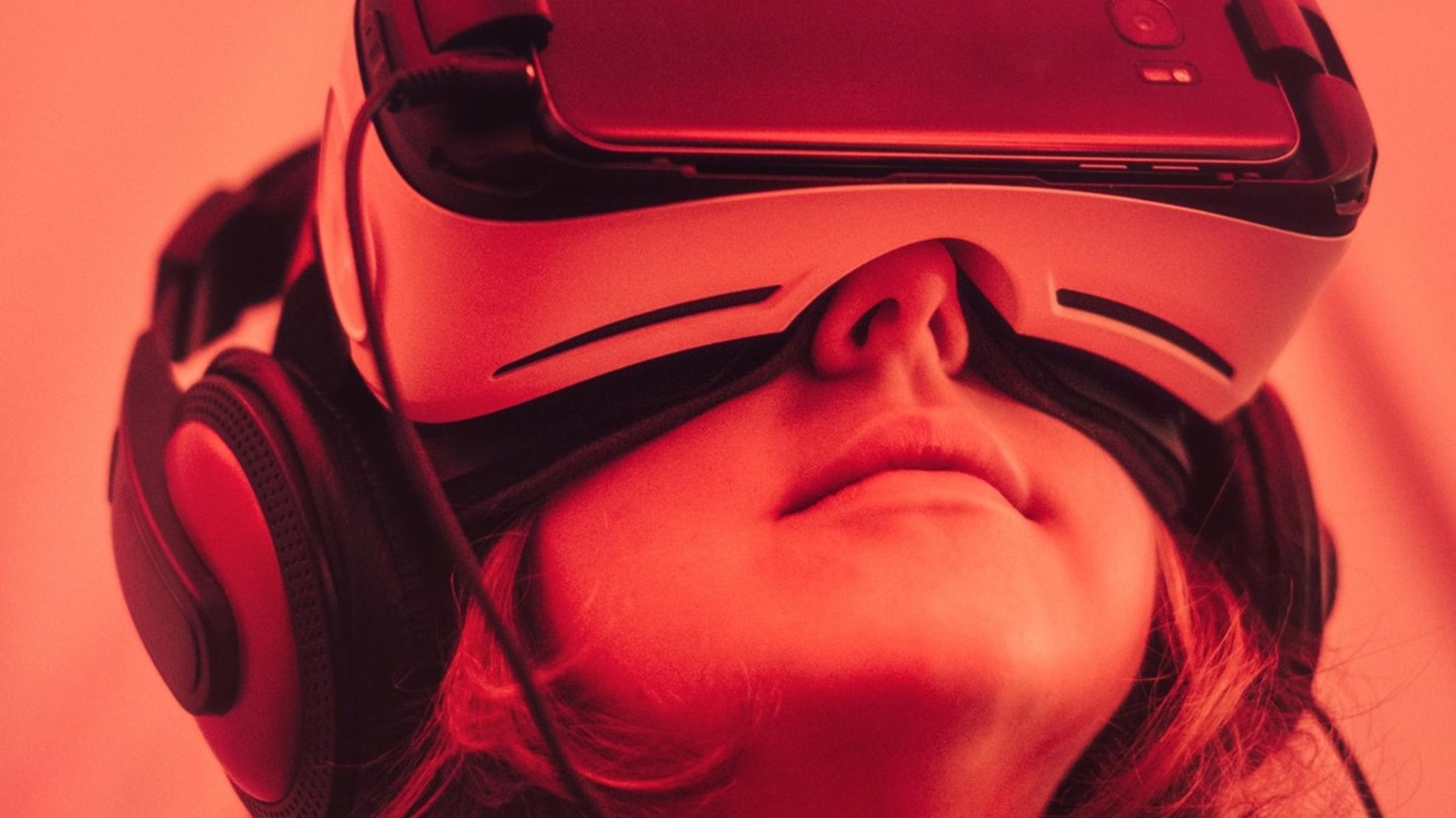 woman wearing VR goggles, used to illustrate concept of artificial intelligence