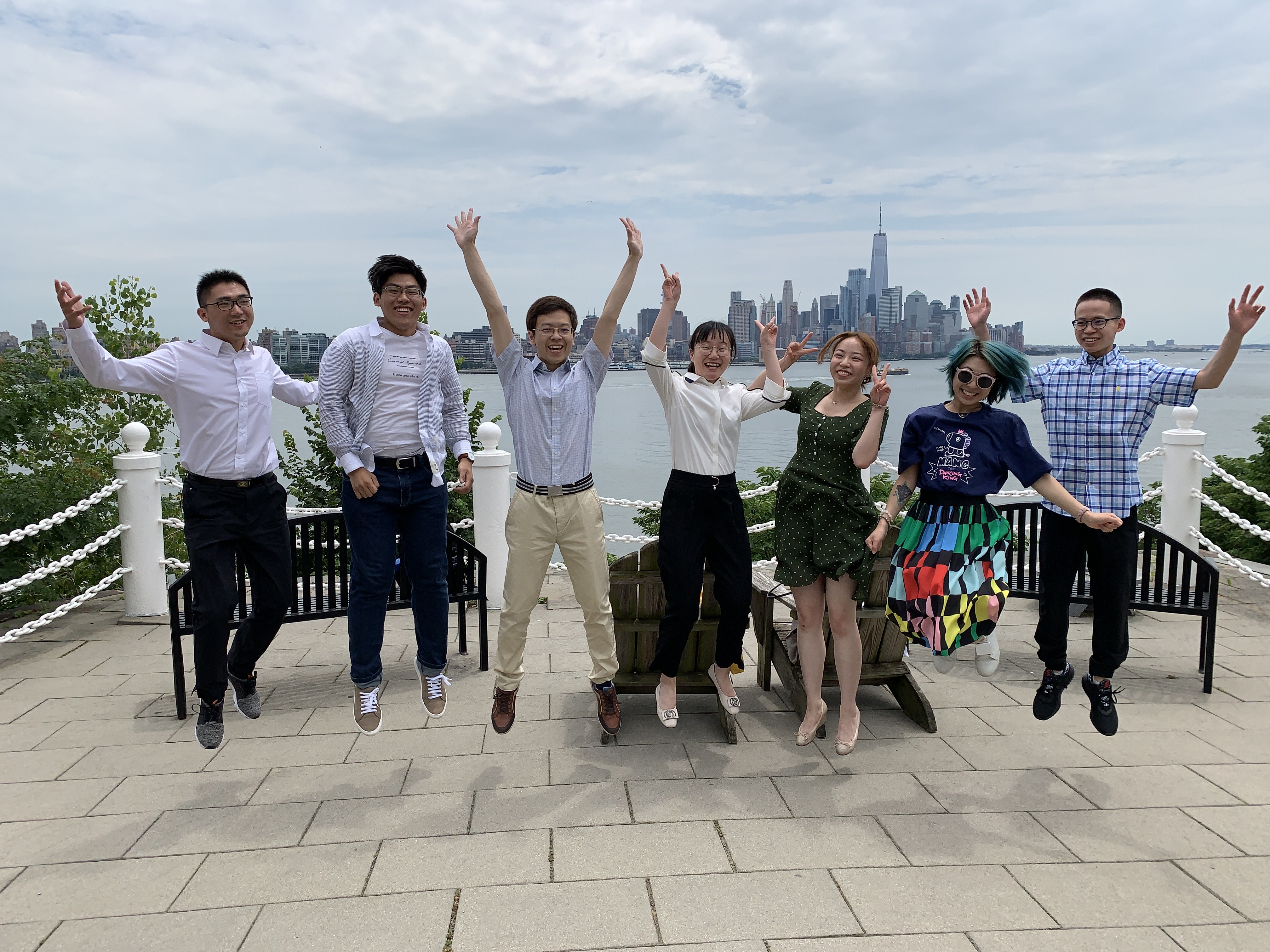 Tsinghua students in front of Manhattan skyline