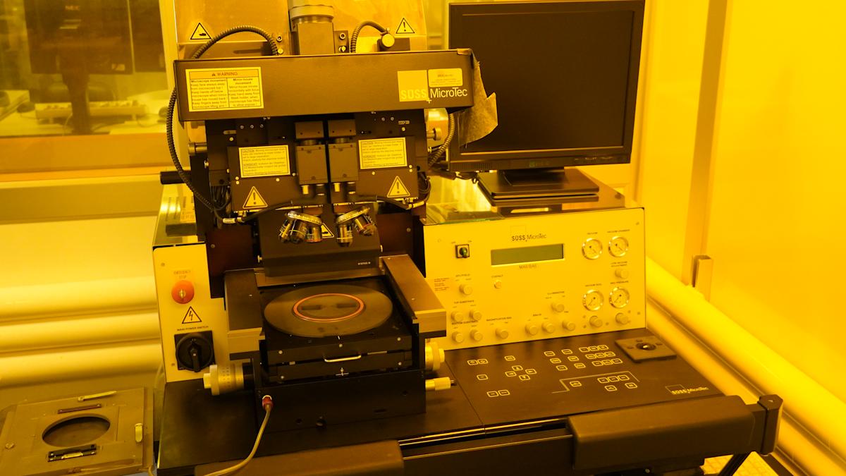 MA 6 mask aligner.