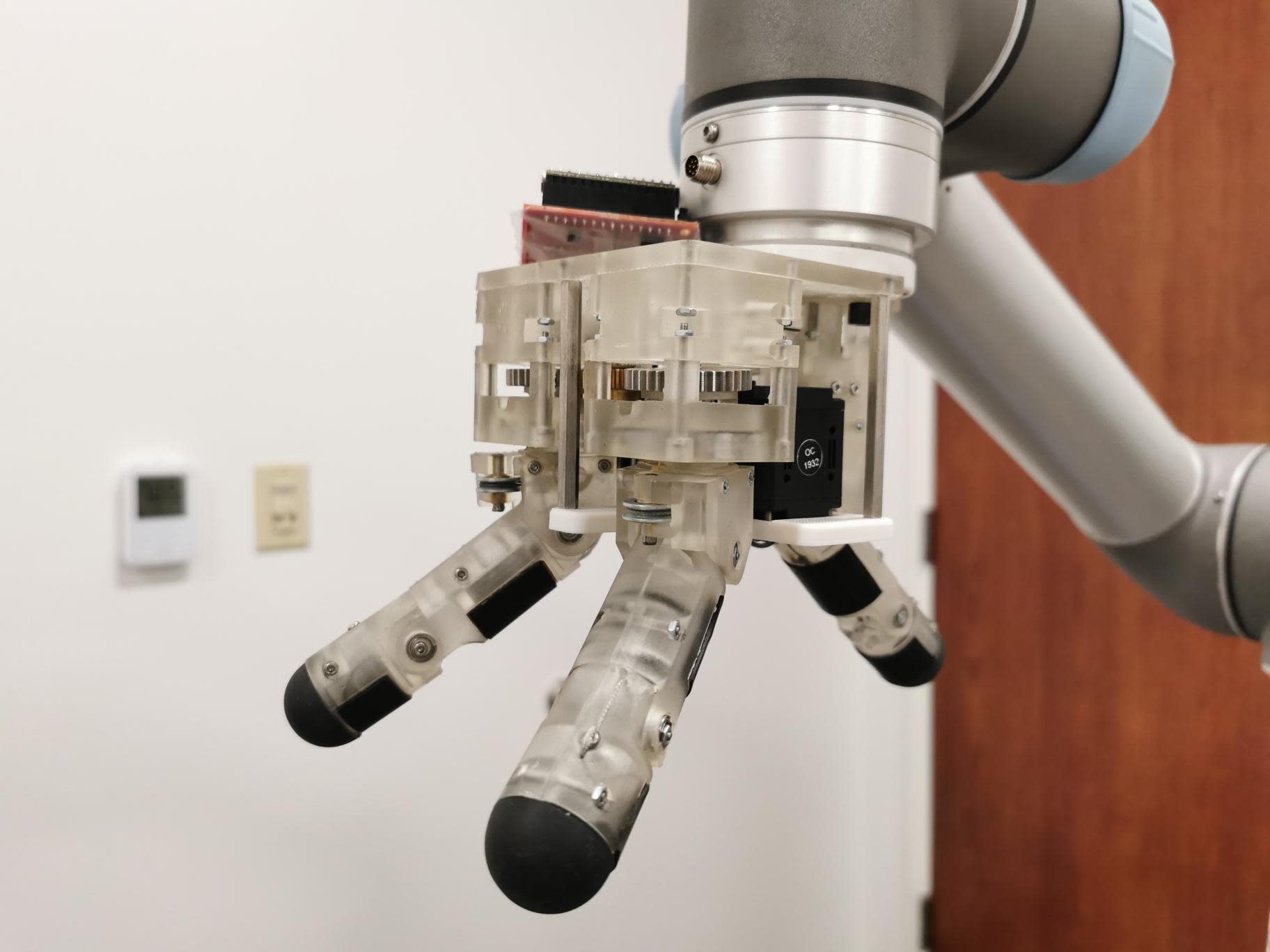 Long Wang's robotic hand