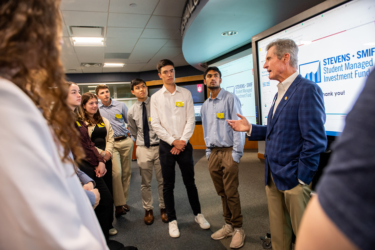 Students speak with alum in the Hanlon Financial Systems Lab