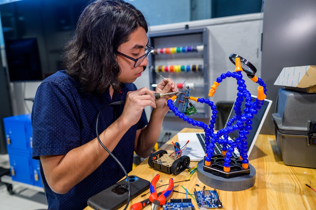 A student building a model in the MakerCenter