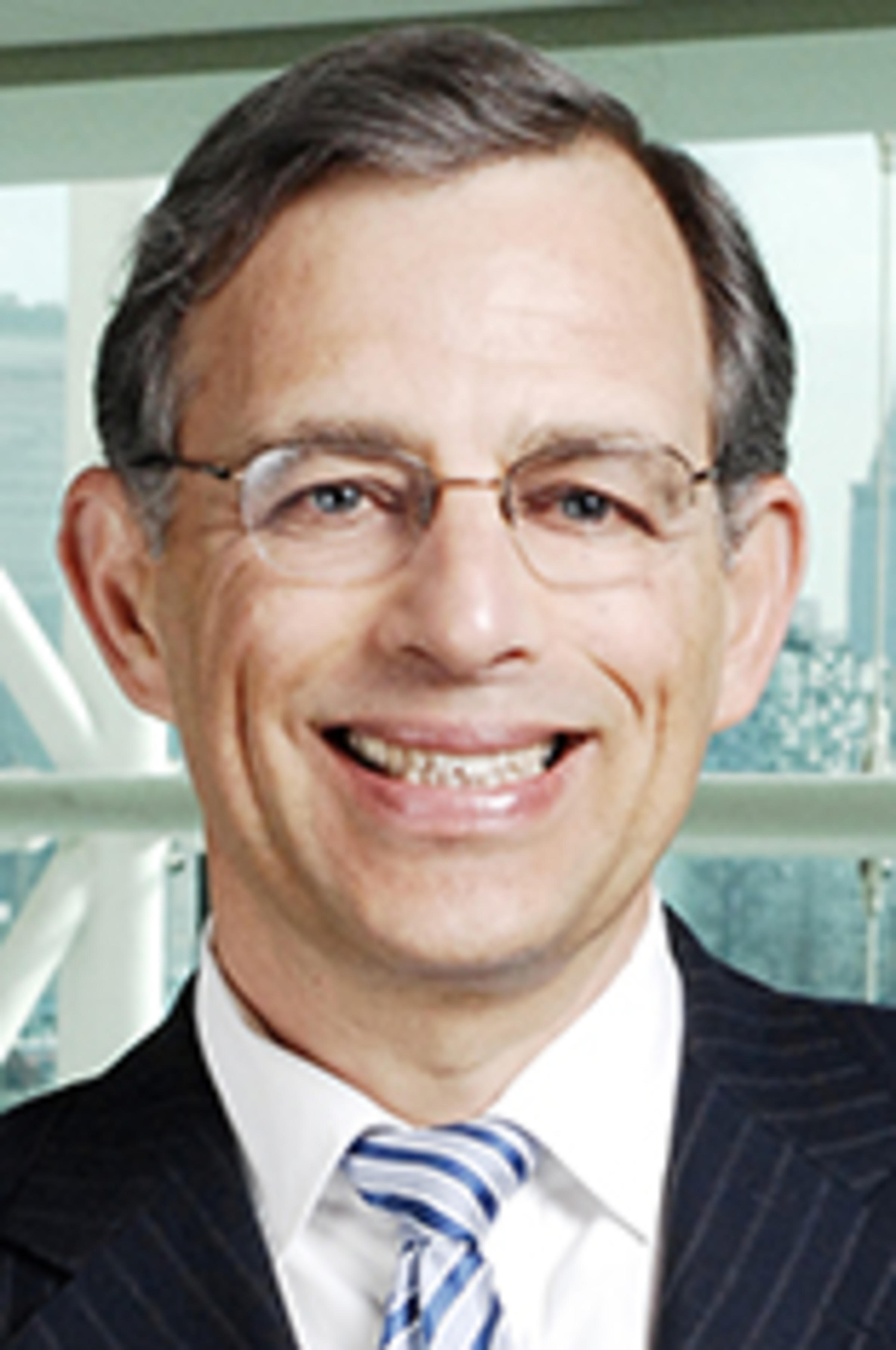 Headshot of Zvi Aronson with Manhattan in the background.