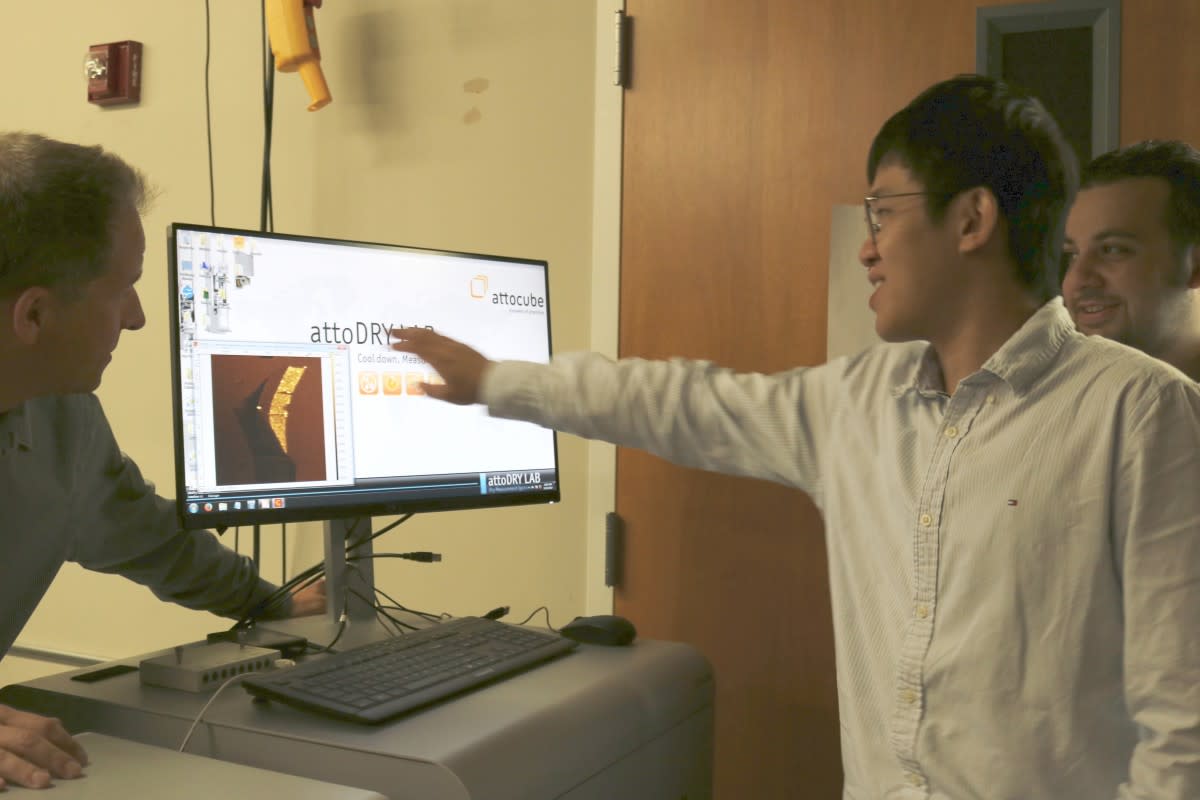 Strauf demonstrating the attoDRY1100's interface to a student