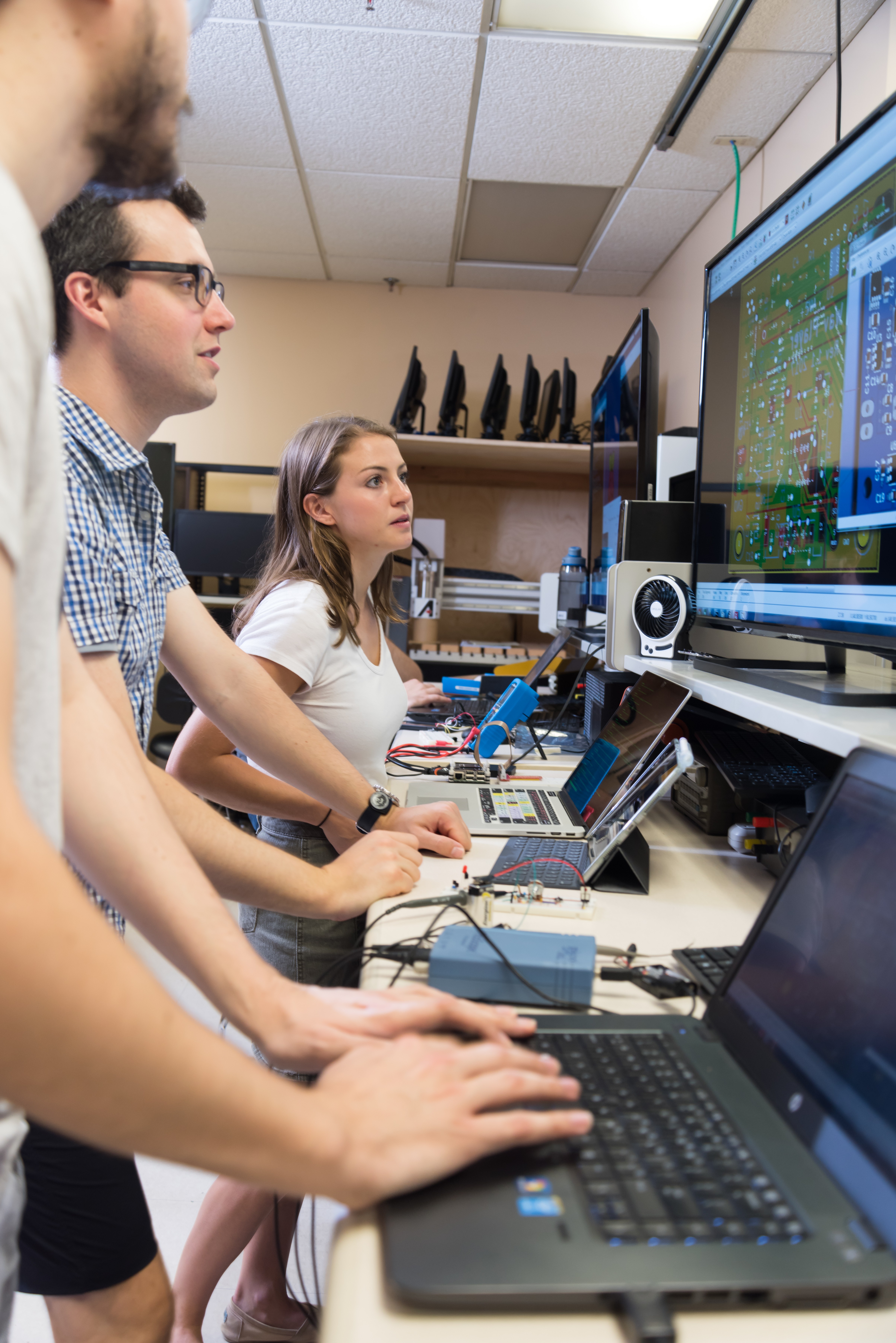 Students working together in a computer lab