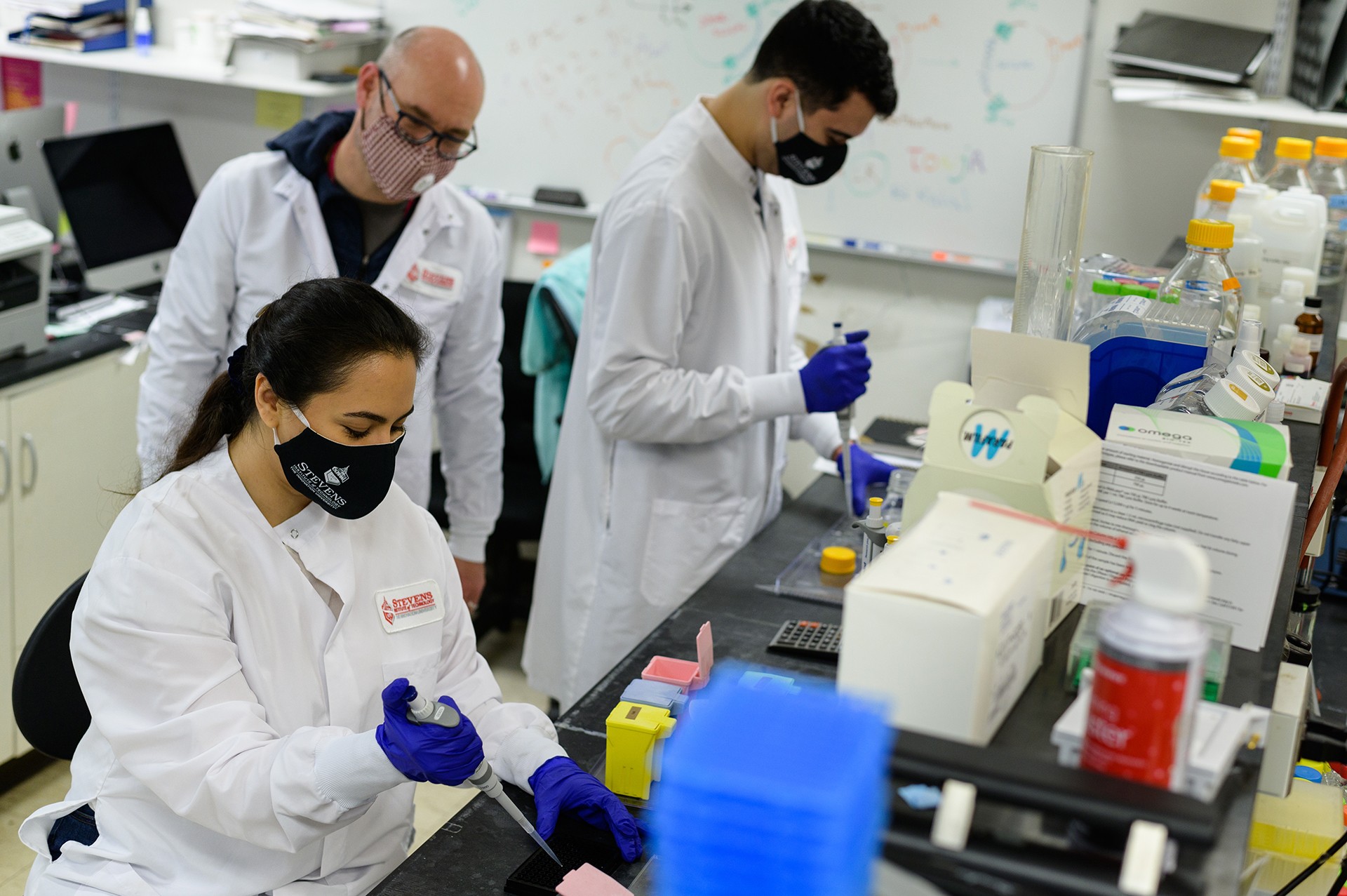 Marcin Iwanicki and students in the lab