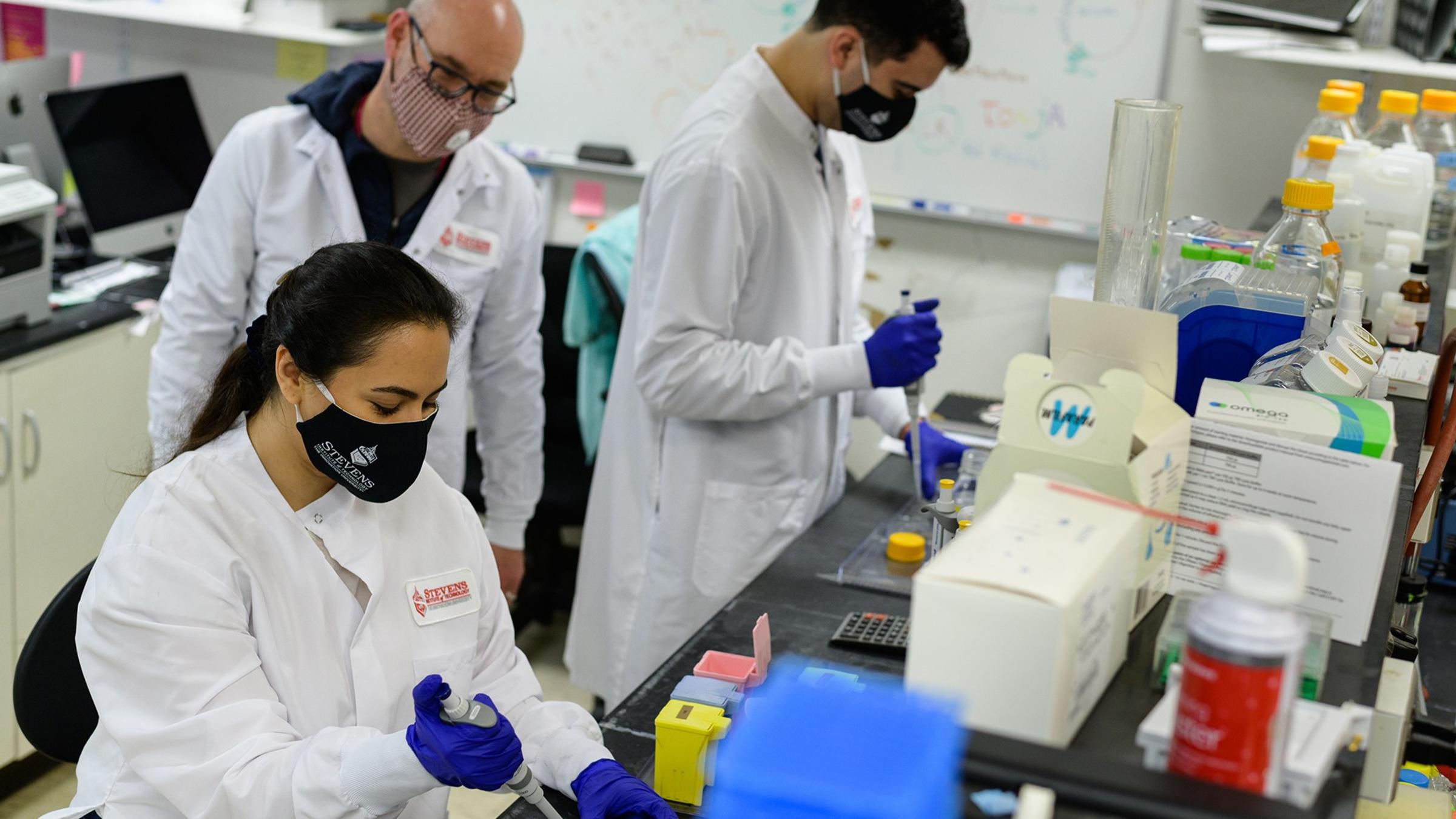 Marcin Iwanicki and students in the lab