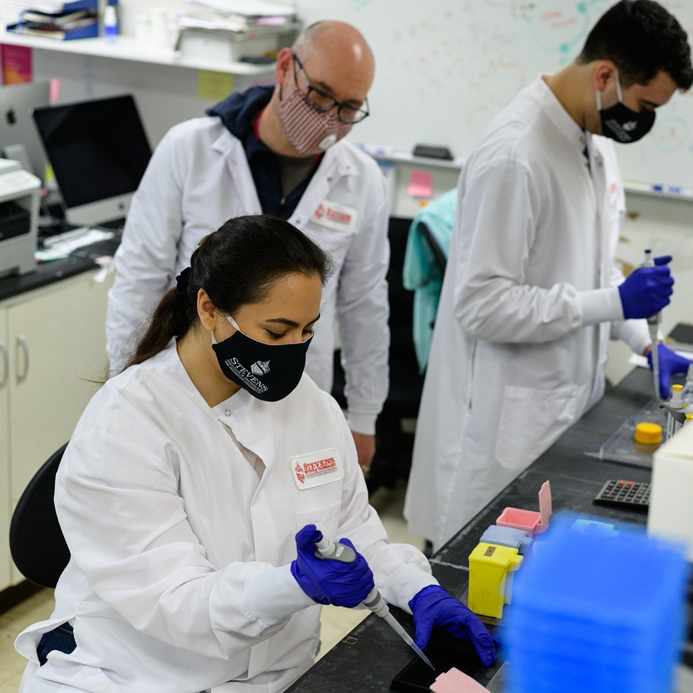 Marcin Iwanicki and students in the lab
