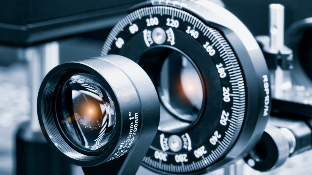 Experiment in photonic laboratory with laser.