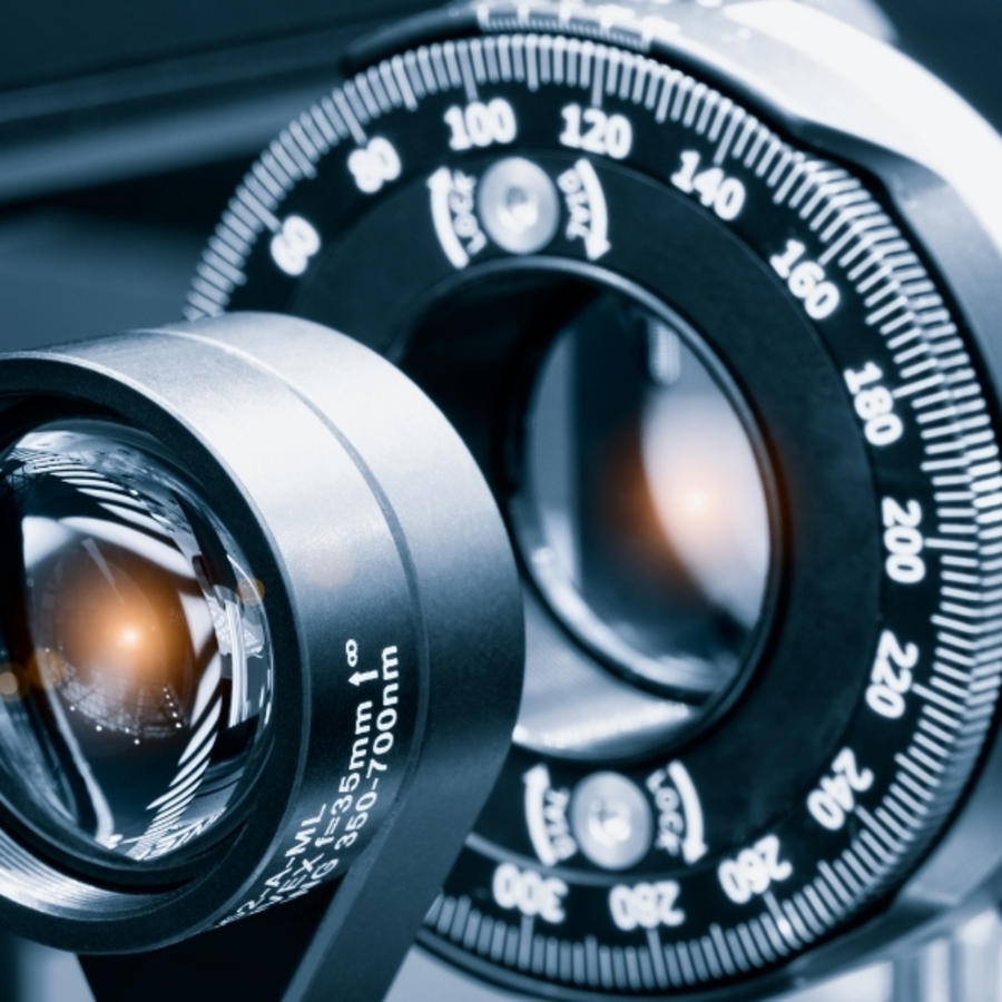 Experiment in photonic laboratory with laser.