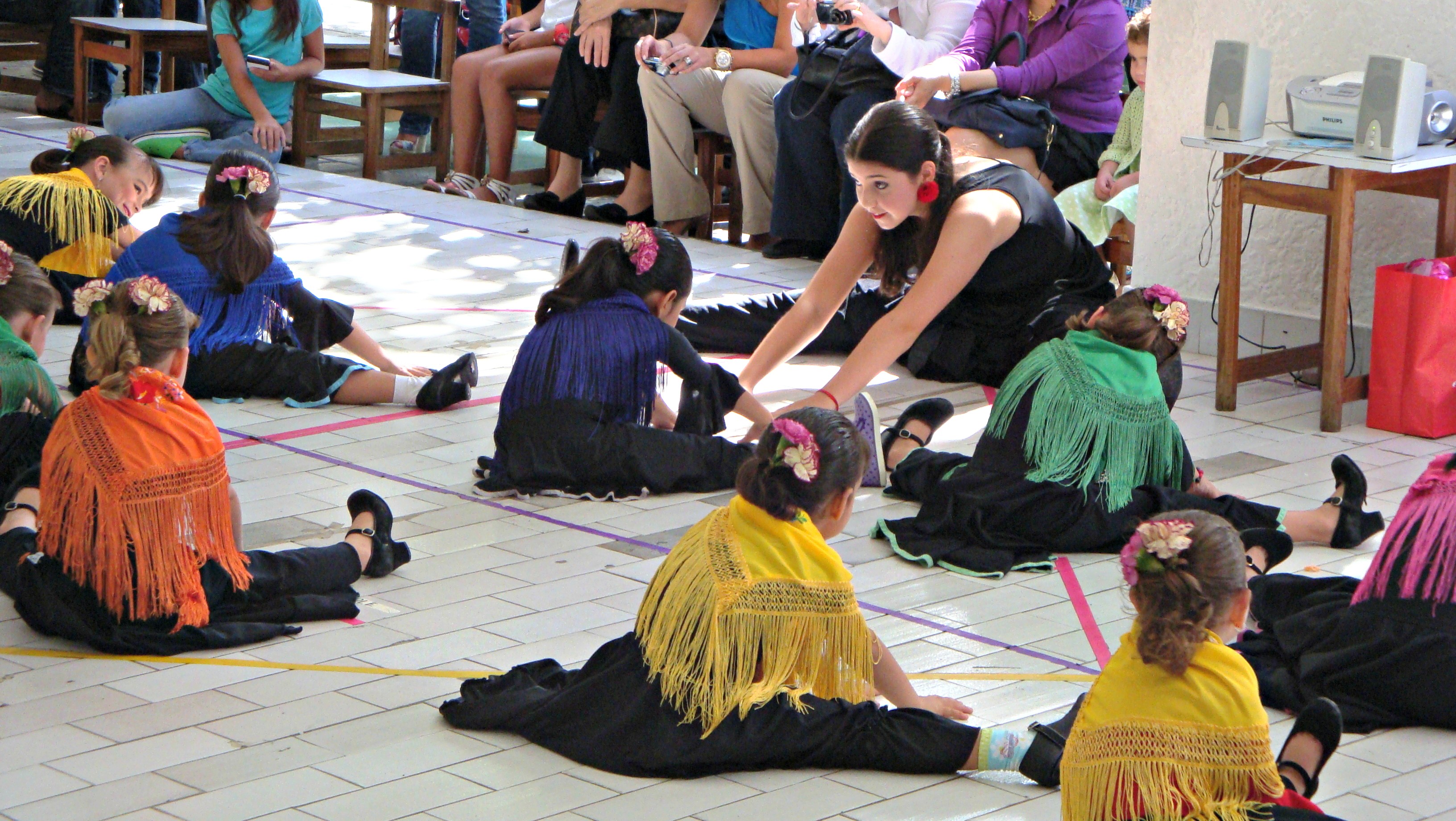 Maria De Abreu Pineda works with students