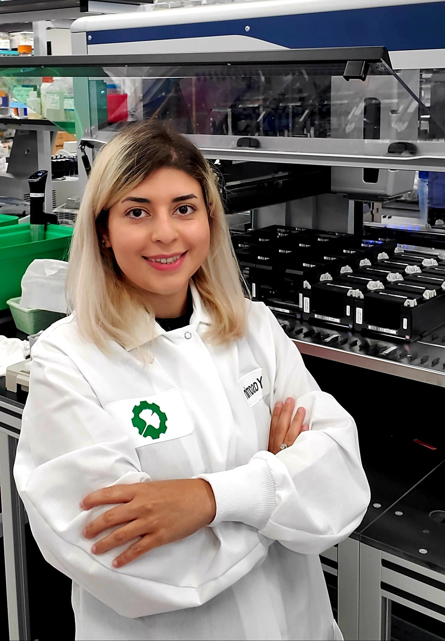 Photo of engineer Yasamin Aliashrafi Jodat M.Eng ’18 Ph.D. ’19 in the lab at Ginkgo Bioworks, Inc.