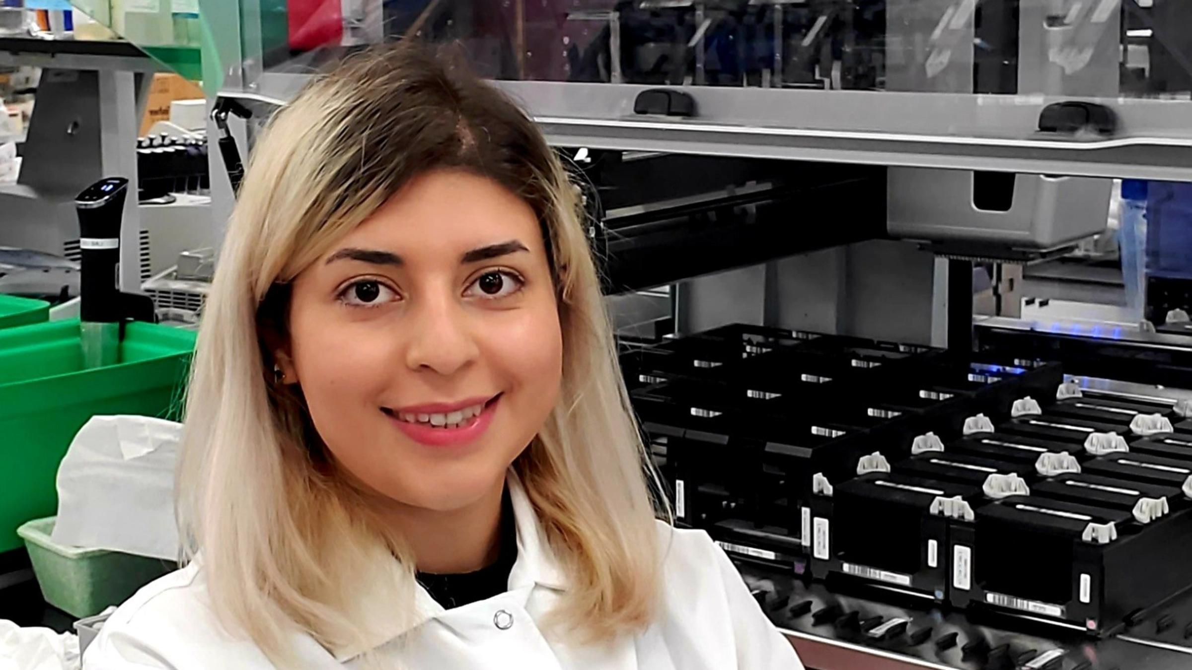 Photo of engineer Yasamin Aliashrafi Jodat M.Eng ’18 Ph.D. ’19 in the lab at Ginkgo Bioworks, Inc.