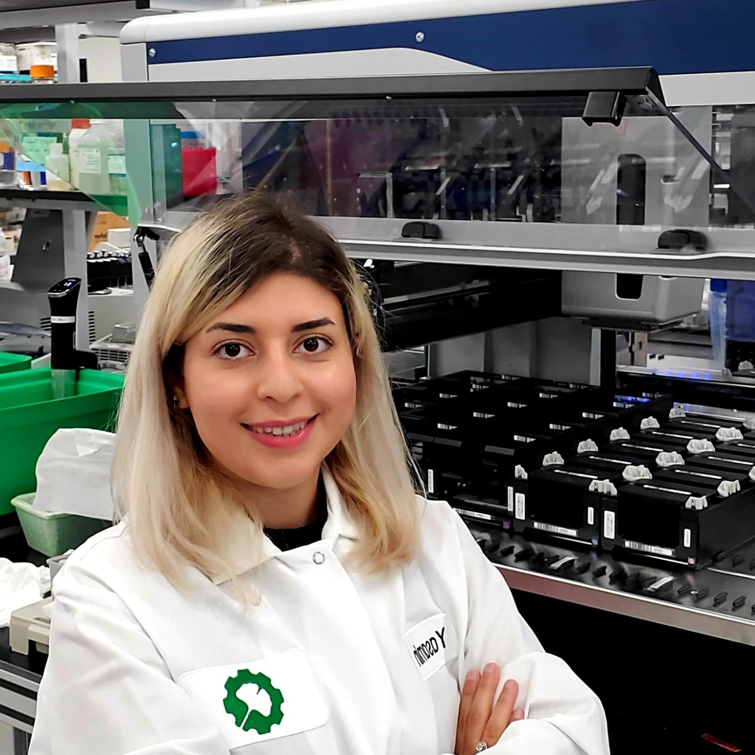Photo of engineer Yasamin Aliashrafi Jodat M.Eng ’18 Ph.D. ’19 in the lab at Ginkgo Bioworks, Inc.